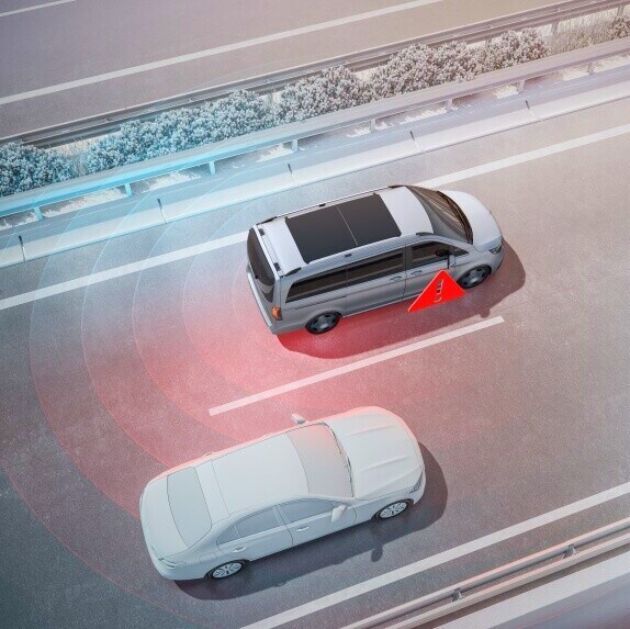 Asistentul pentru unghiul mort cu funcție de alertă pentru traficul transversal din spate (Rear Cross Traffic alert) poate ajuta la evitarea accidentelor la schimbarea benzii de circulație și la mersul înapoi.