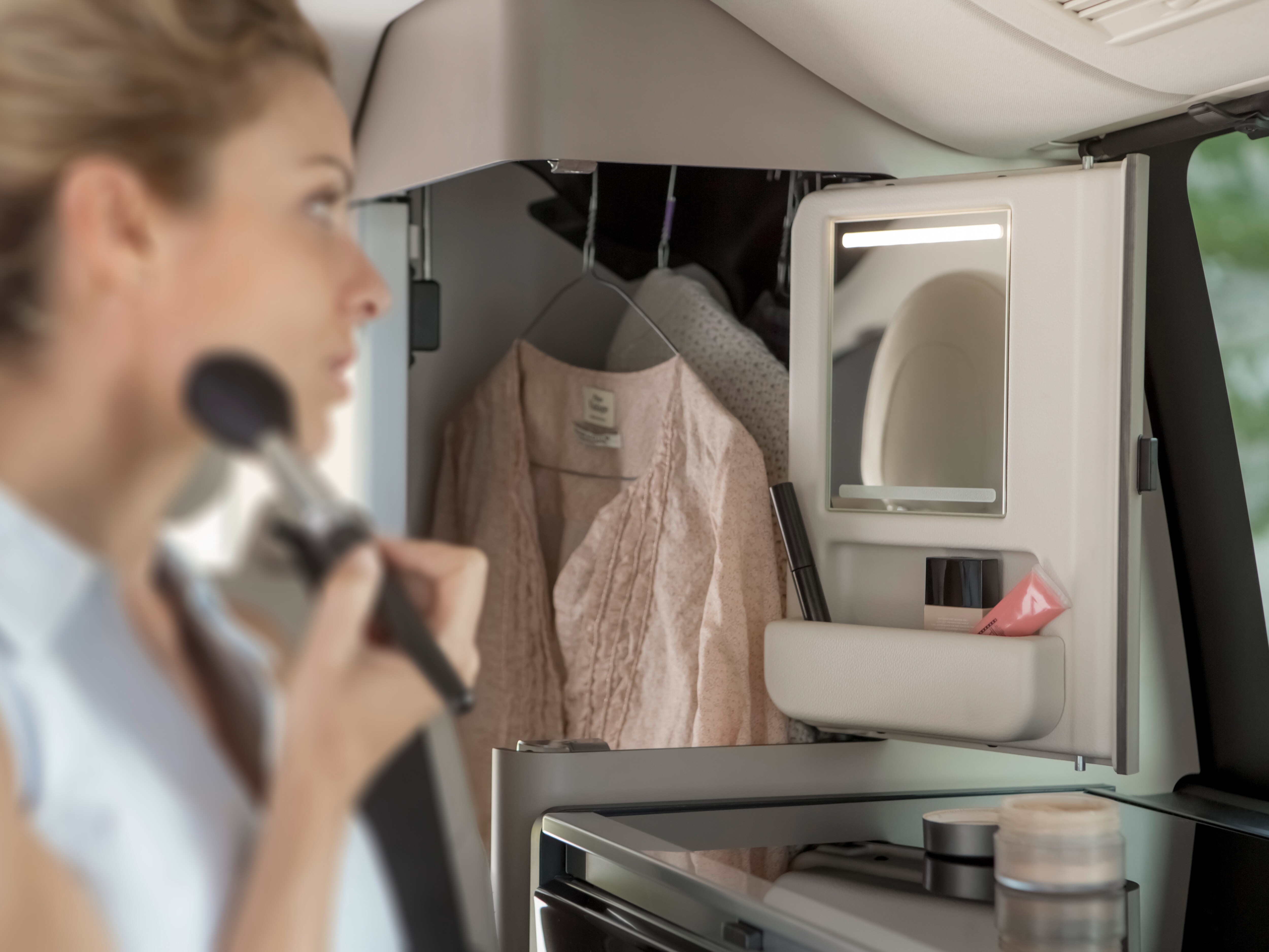 Interiorul modelului Mercedes-Benz Marco Polo cu oglinzi cosmetice integrate și compartiment de depozitare suplimentar în ușă.