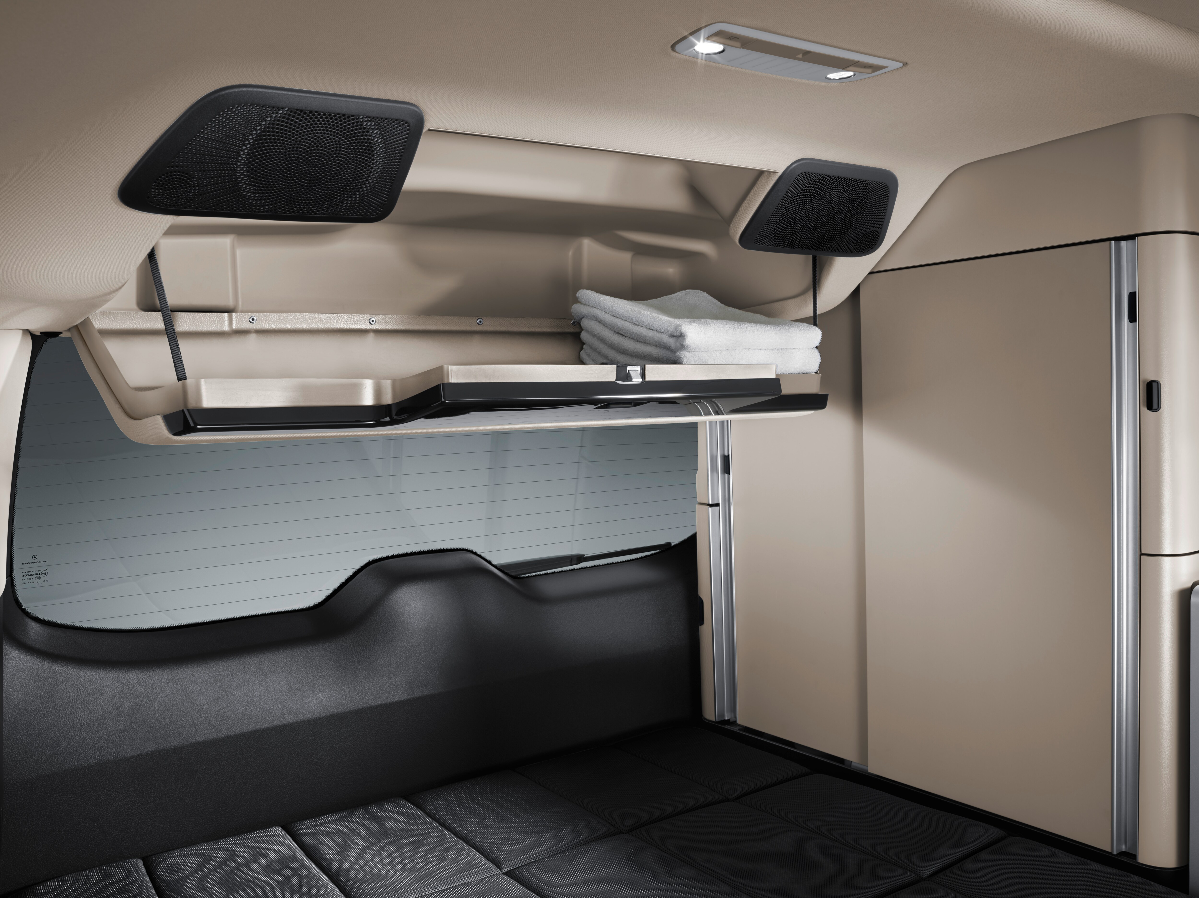 Modelul Mercedes-Benz Marco Polo cu compartiment de depozitare sub plafon, oferind spațiu convenabil deasupra capului.