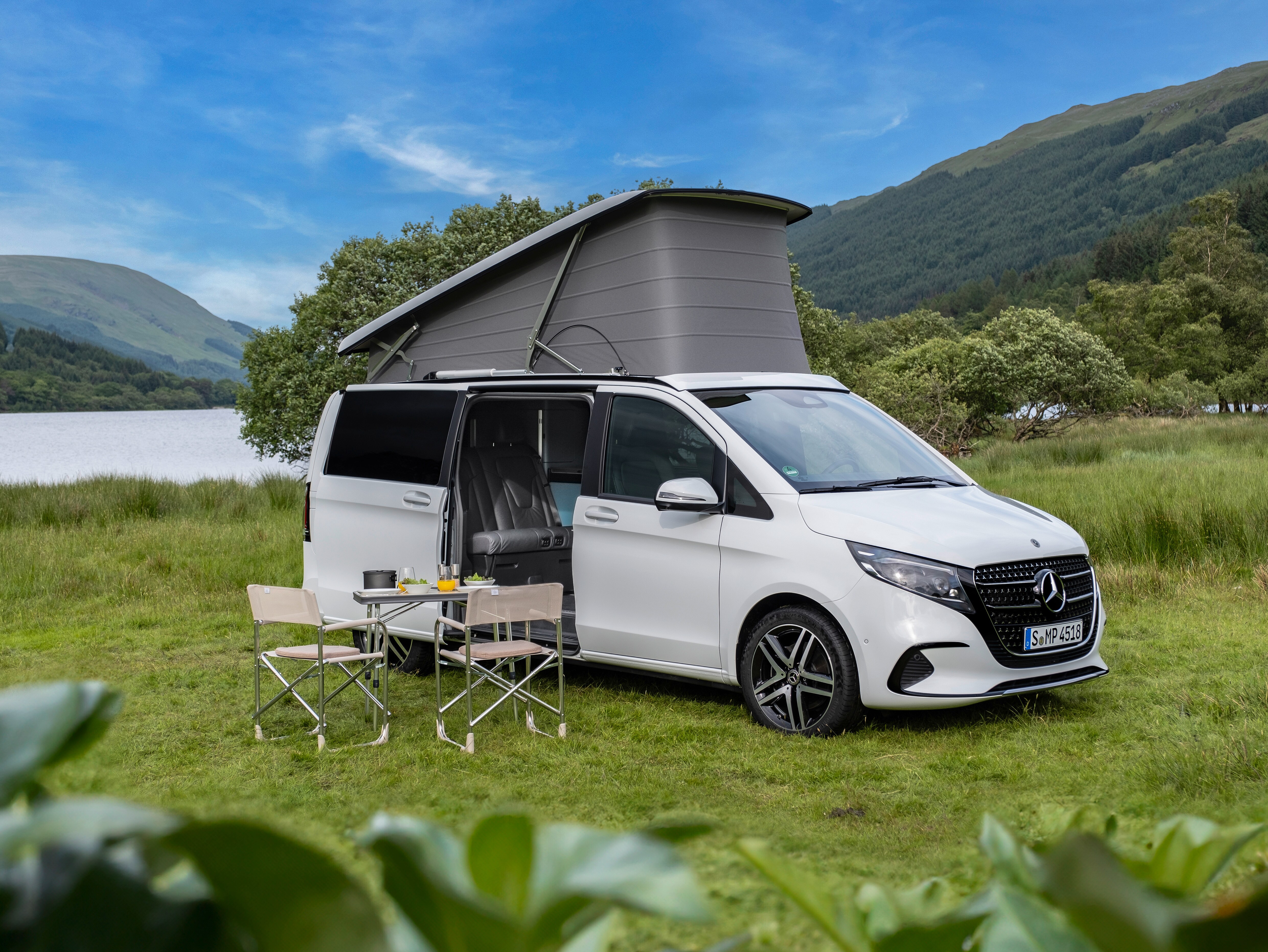 Marco Polo clasa V cu masă de camping cu 2 scaune.