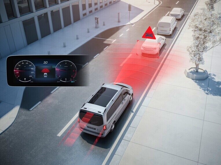 Asistentul activ la frânare te poate ajuta la evitarea accidentelor cu alți participanți la trafic sau poate reduce urmările accidentelor.