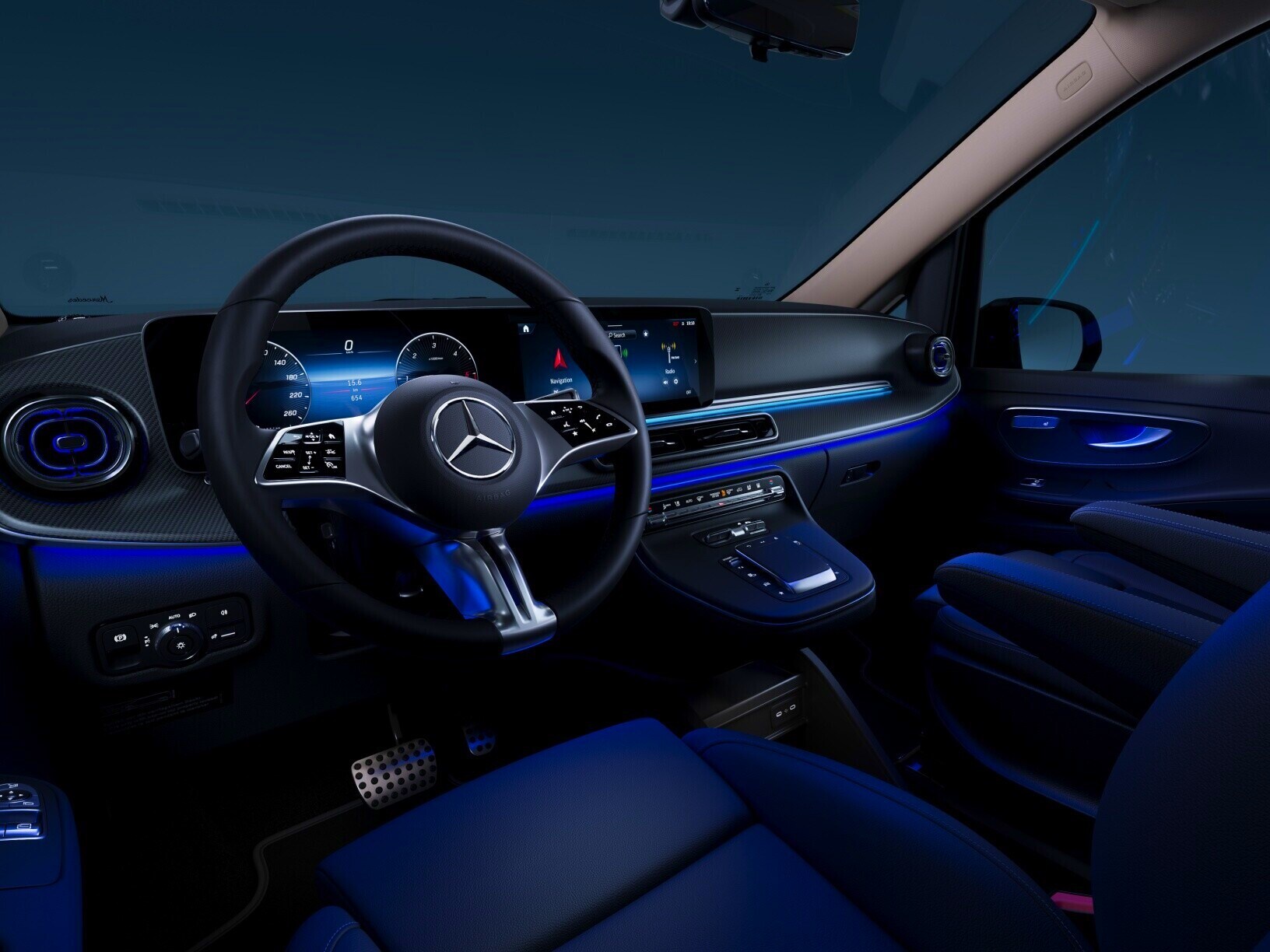 Iluminat ambiental cu 64 culori din interiorul modelului Mercedes-Benz Clasa V.