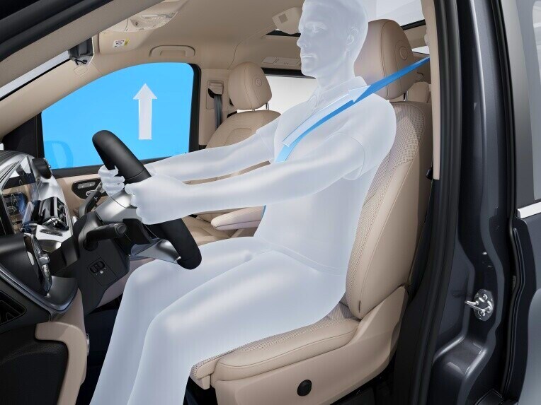 Sistemul preventiv de protecție pasageri PRE-SAFE® poate identifica din timp situații critice de rulare și poate iniția astfel măsuri de protecție pentru pasagerii din autovehicul.