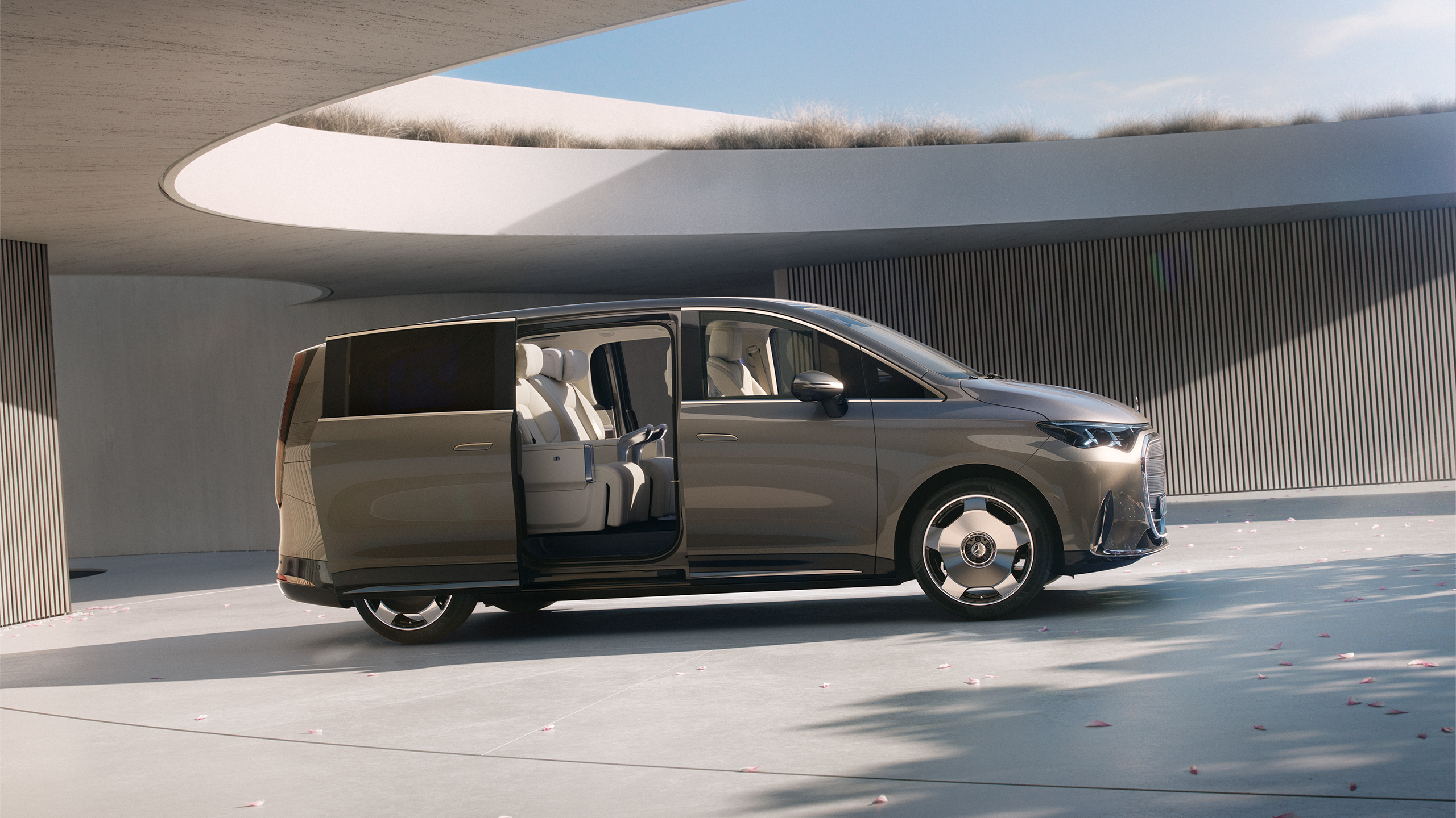 Exterior | VLE | Mercedes-Benz Silueta aerodinamică a noului VLE cu ușile culisante deschise.