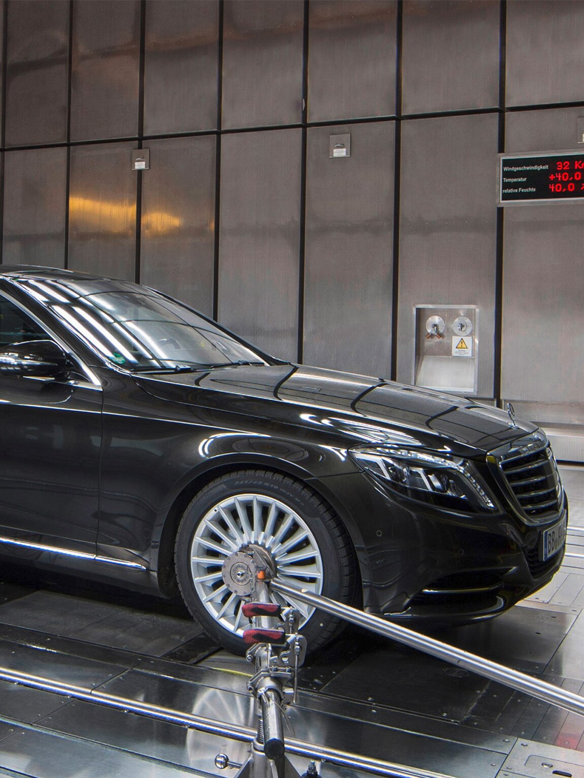 În imagine, Clasa S Limuzină la standul de probă: valorile de consum specifice autovehiculului sunt determinate pe baza a trei cicluri de rulare diferite.