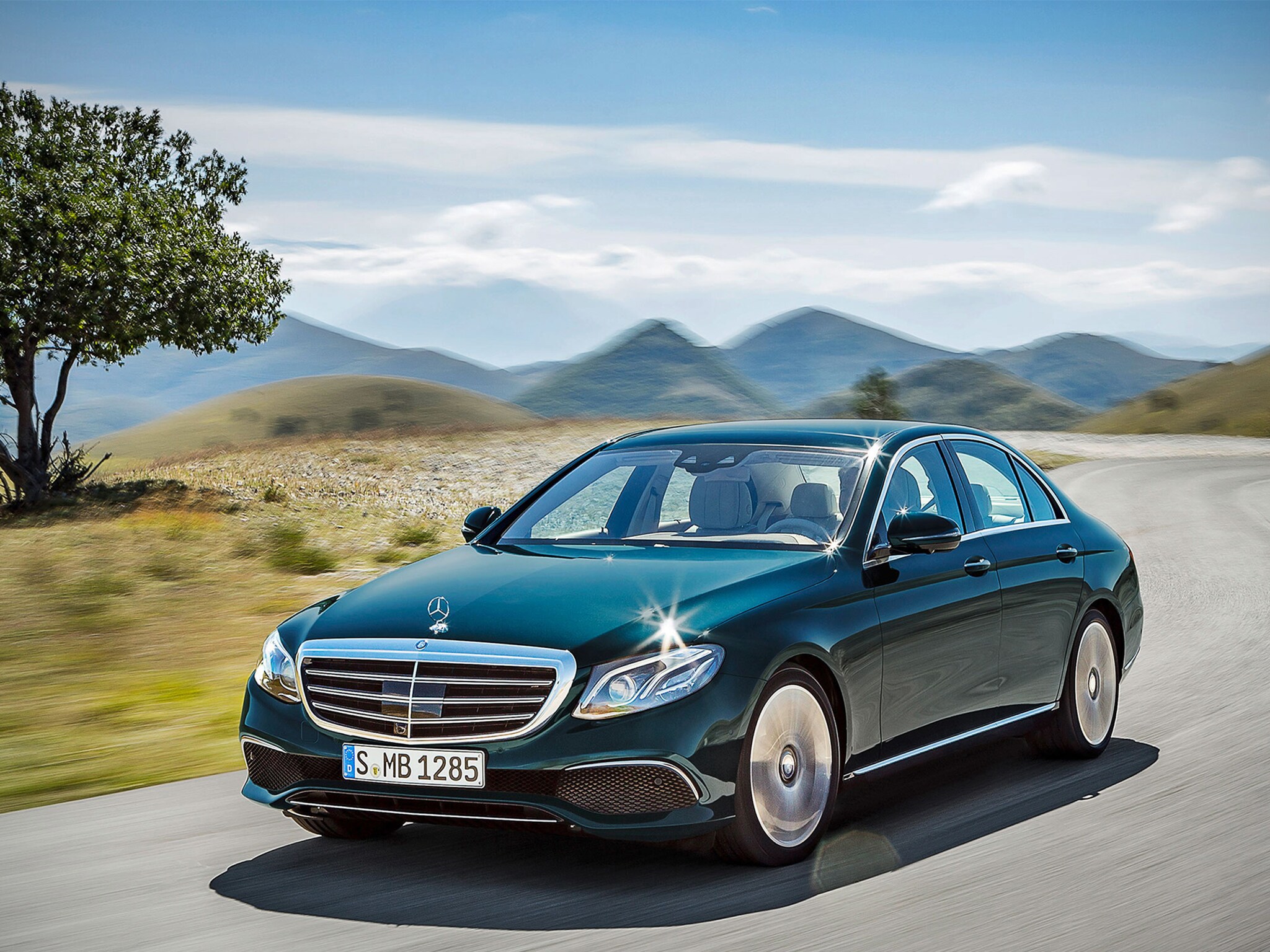 Consumul și emisiile Clasei E Limuzină variază în funcție de echipare și motorizare. WLTP ține cont de aceste deosebiri.