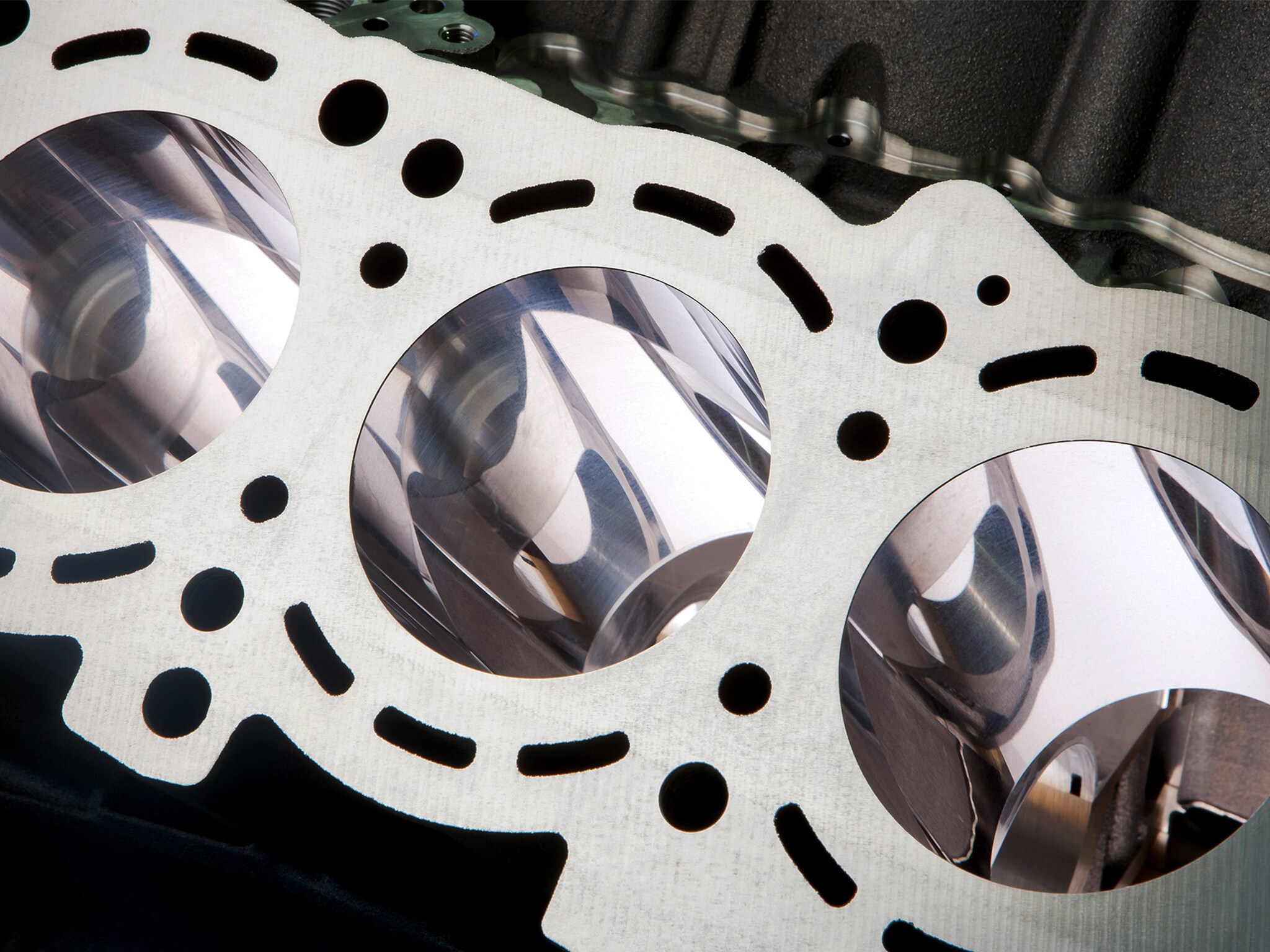 Suprafața aproape la fel de netedă ca oglinda a cilindrilor NANOSLIDE reduce frecarea și, în consecință, emisiile.