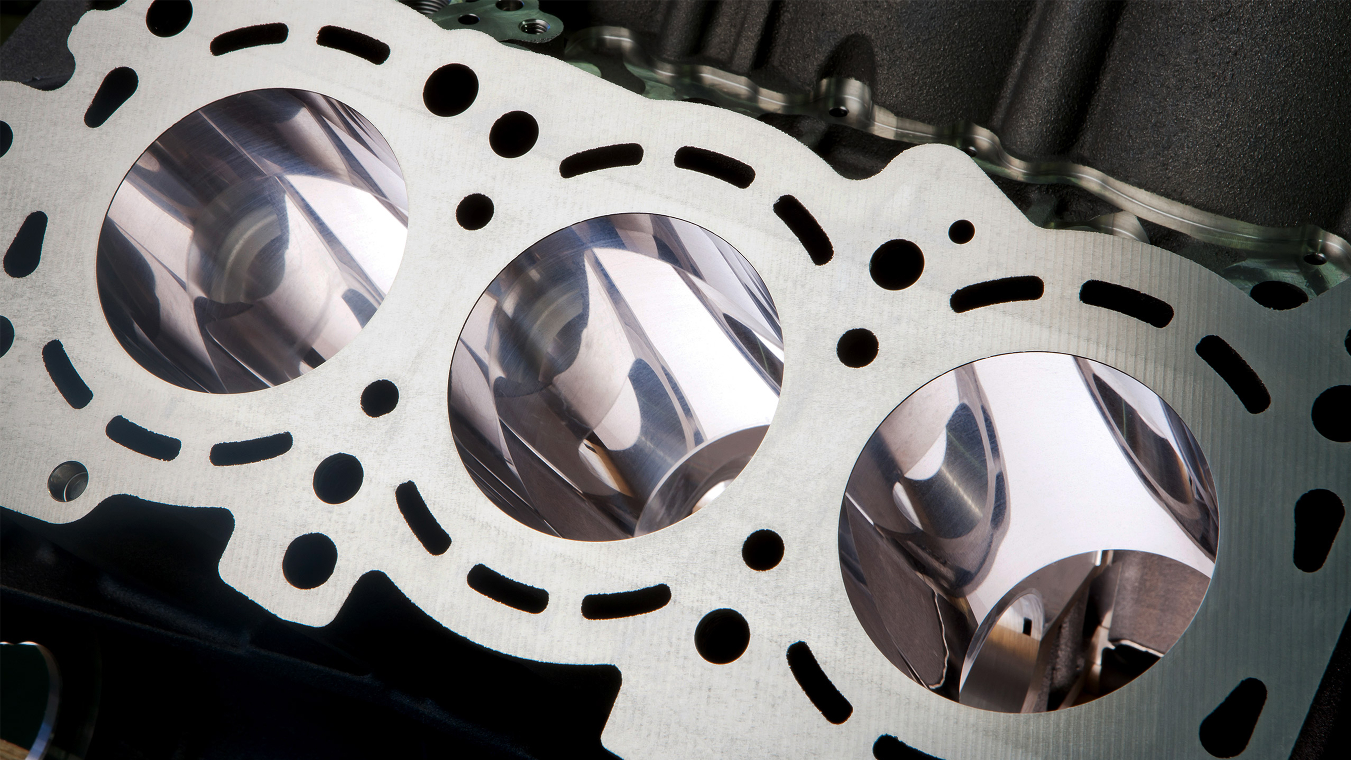 Mercedes-Benz cilindri NANOSLIDE Suprafața aproape la fel de netedă ca oglinda a cilindrilor NANOSLIDE reduce frecarea și, în consecință, emisiile.