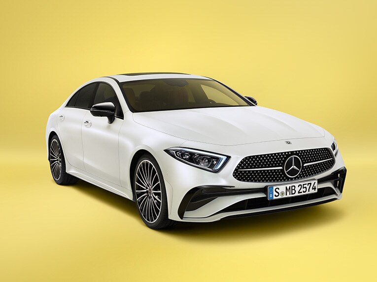 Vedere frontală a Mercedes-Benz CLS, în culoare albă