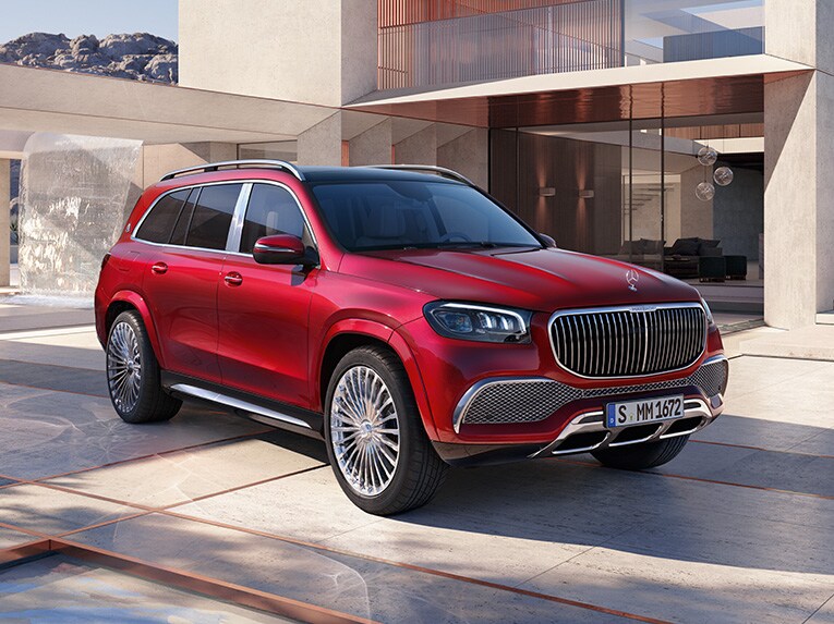 Mercedes-Maybach GLS din unghi lateral-frontal, lângă clădire modernă