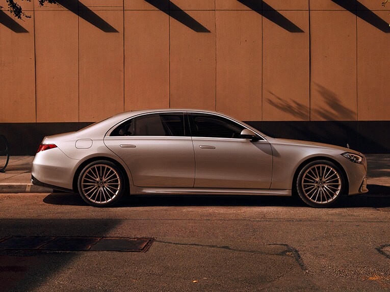 Vedere laterală a modelului Mercedes-Benz clasa S