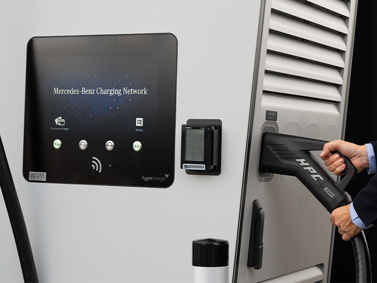 Posibilități de încărcare | Electromobilitate | Mercedes-Benz Punct de încărcare activ din rețeaua Mercedes-Benz pentru vehicule electrice