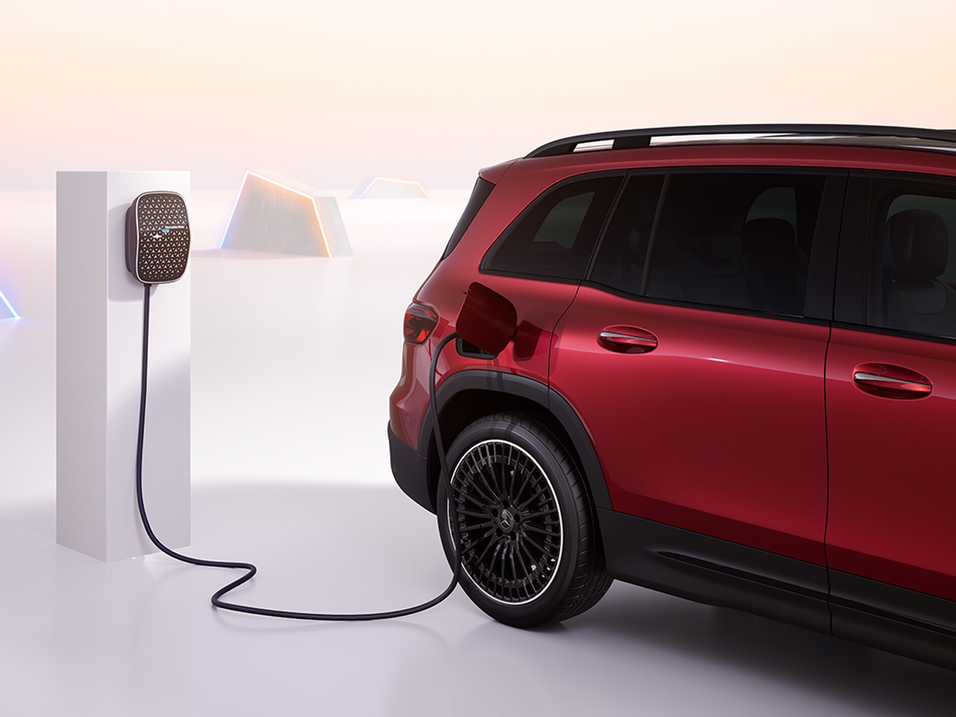 Modelul electric EQB încărcându-se la o stație Mercedes Benz Wallbox.