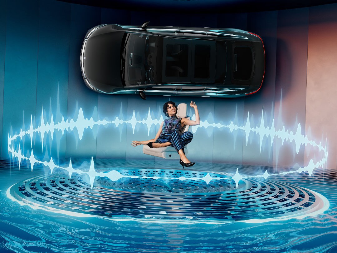 Vedere de sus a unui autovehicul Mercedes-EQ.