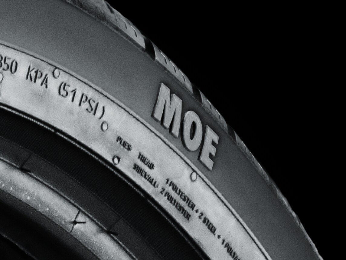 Prim-plan al unei anvelope Mercedes-Benz MOE.