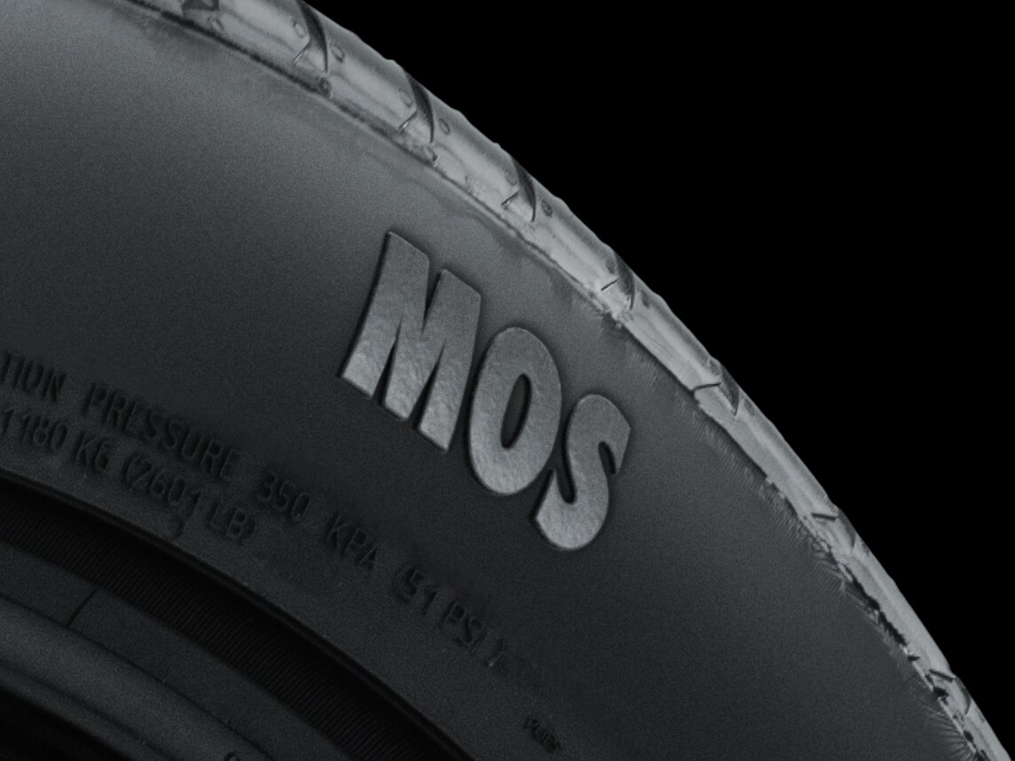 Prim-plan al unei anvelope Mercedes-Benz MOS.