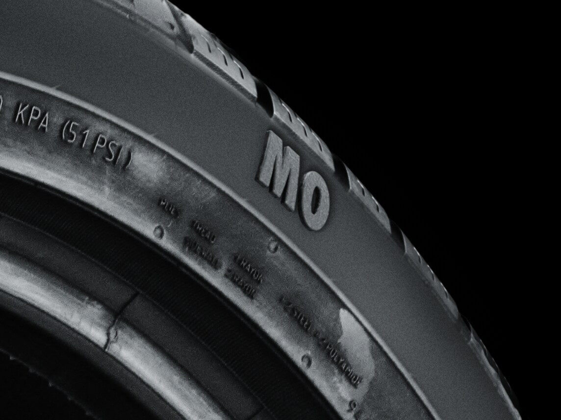 Prim-plan al unei anvelope Mercedes-Benz Original.