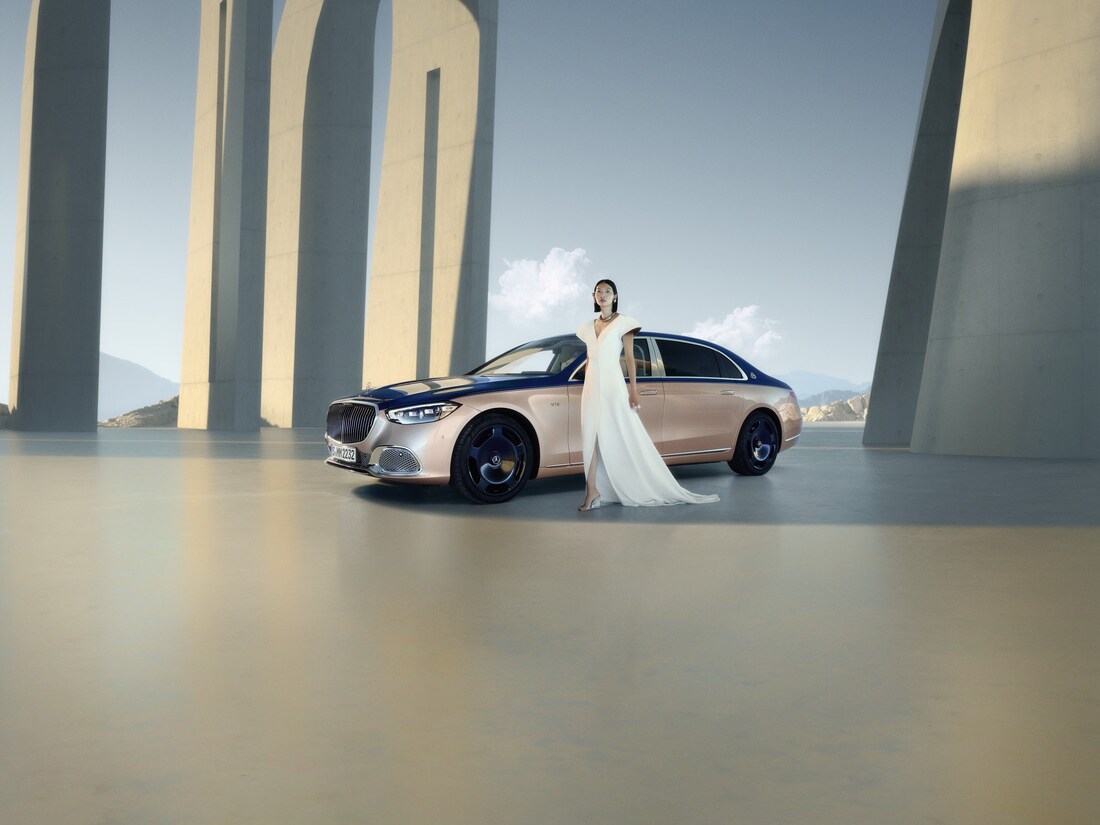 Modelul Mercedes-Maybach Clasa S Haute Voiture în nuanță strălucitoare roz