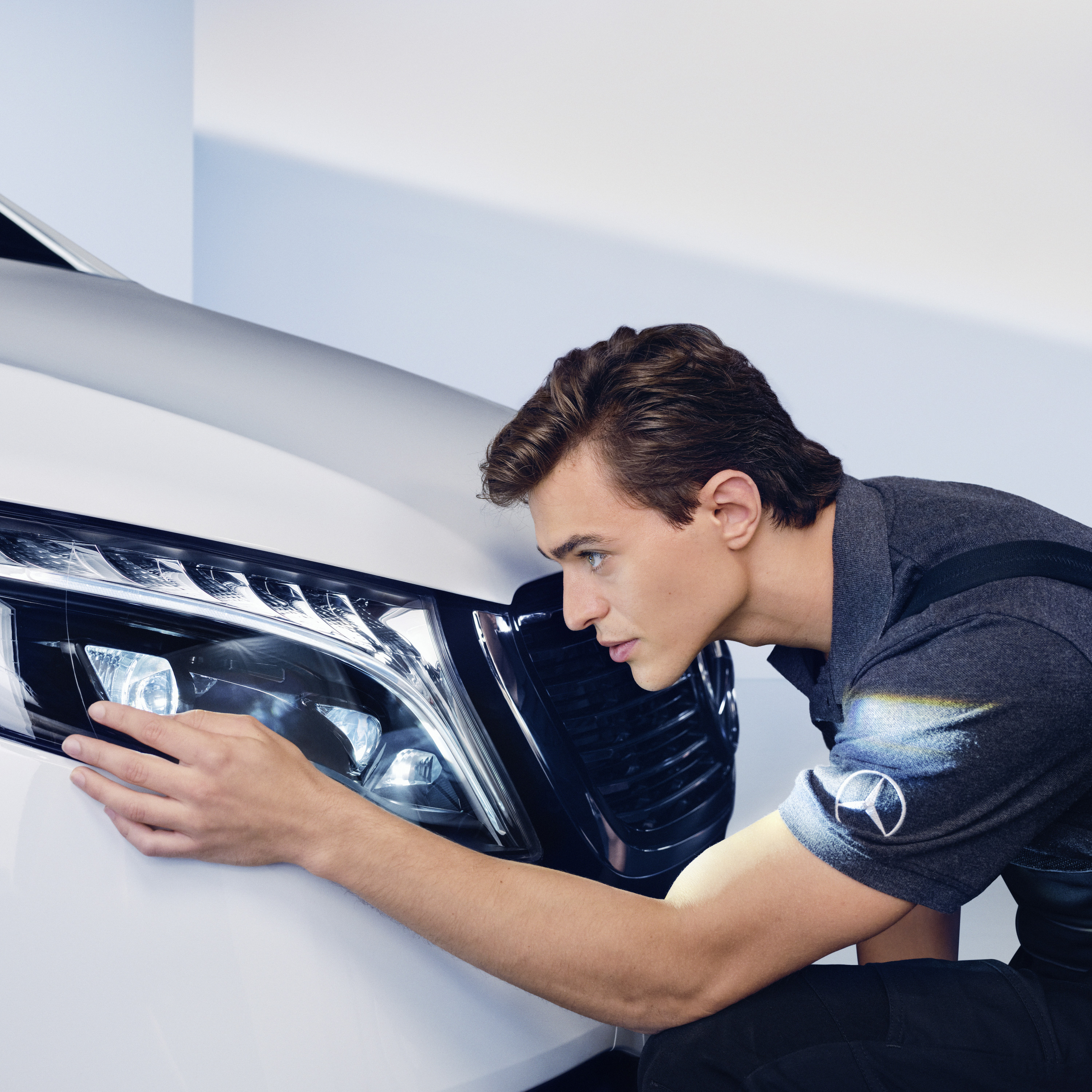 SmallRepair | Mercedes-Benz Un tehnician de service verifică farul unui autovehicul Mercedes-Benz.