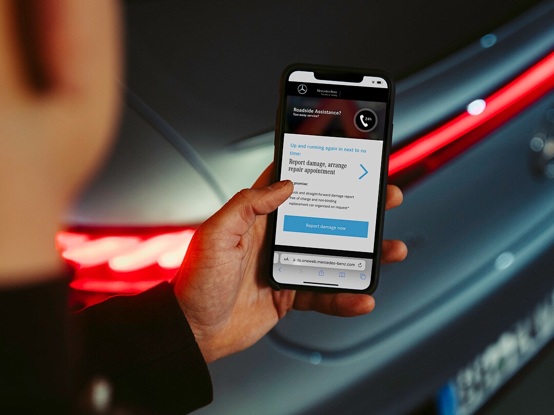 Un șofer raportează online daunele la autovehicul prin intermediul smartphone-ului său.