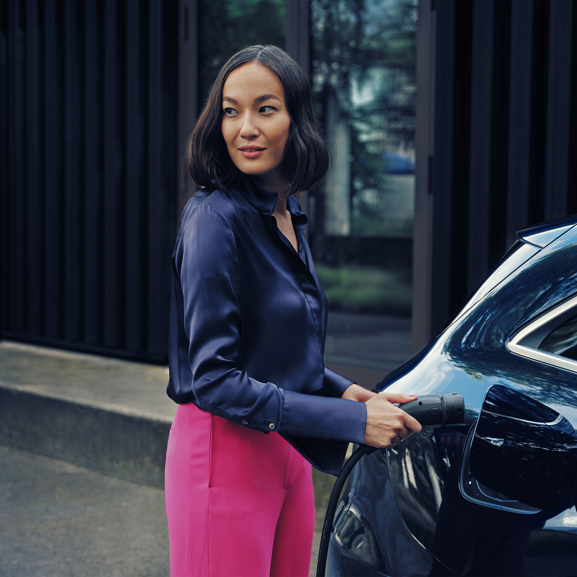 Utilizare | Încărcare | Mercedes-Benz O persoană care își încarcă autovehiculul Mercedes-Benz de la un Mercedes-Benz Wallbox.