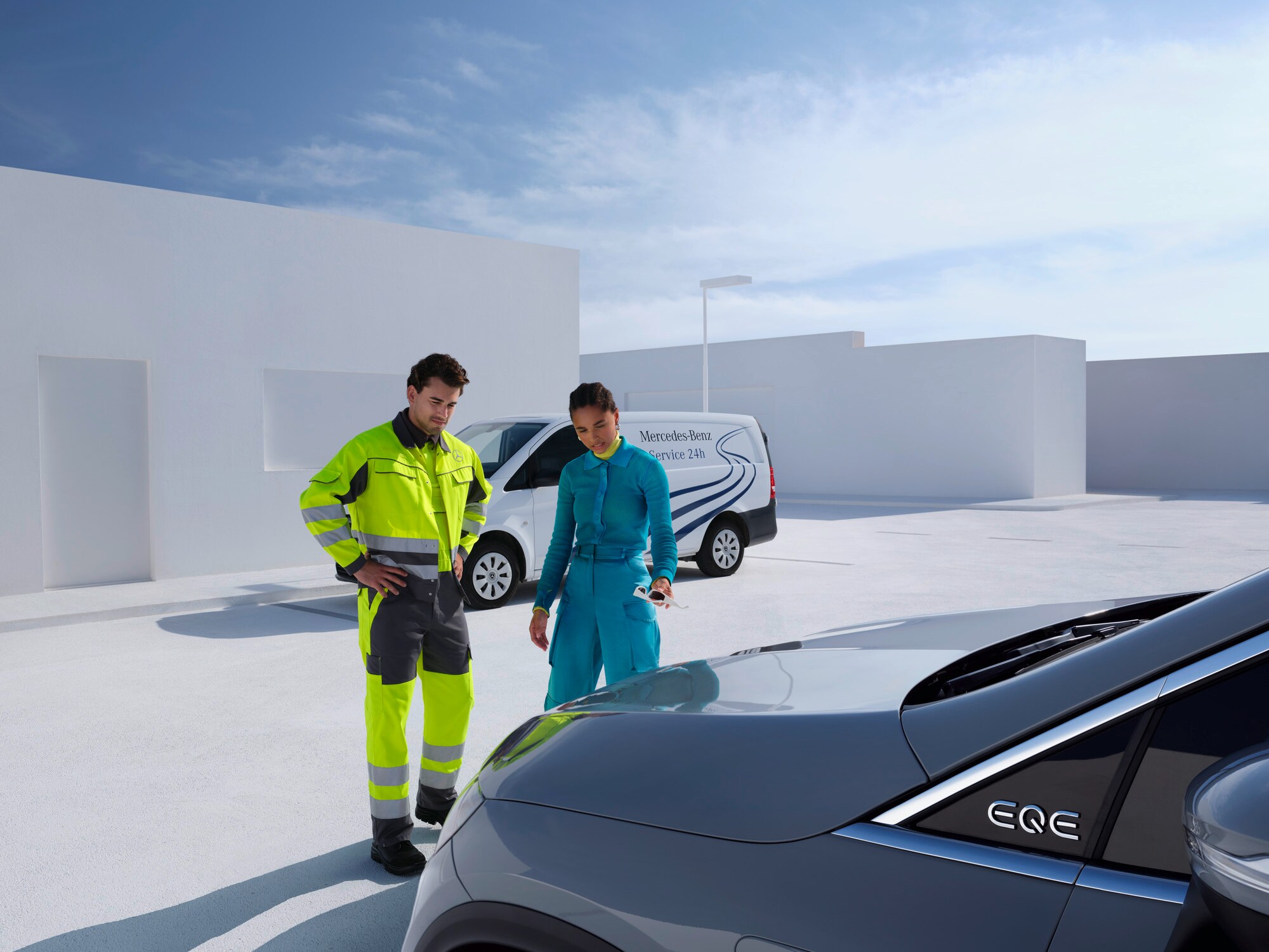 O persoană din echipa de asistență Mercedes-Benz Service24 oferă consultanță unui client în fața unui autovehicul Mercedes-Benz.