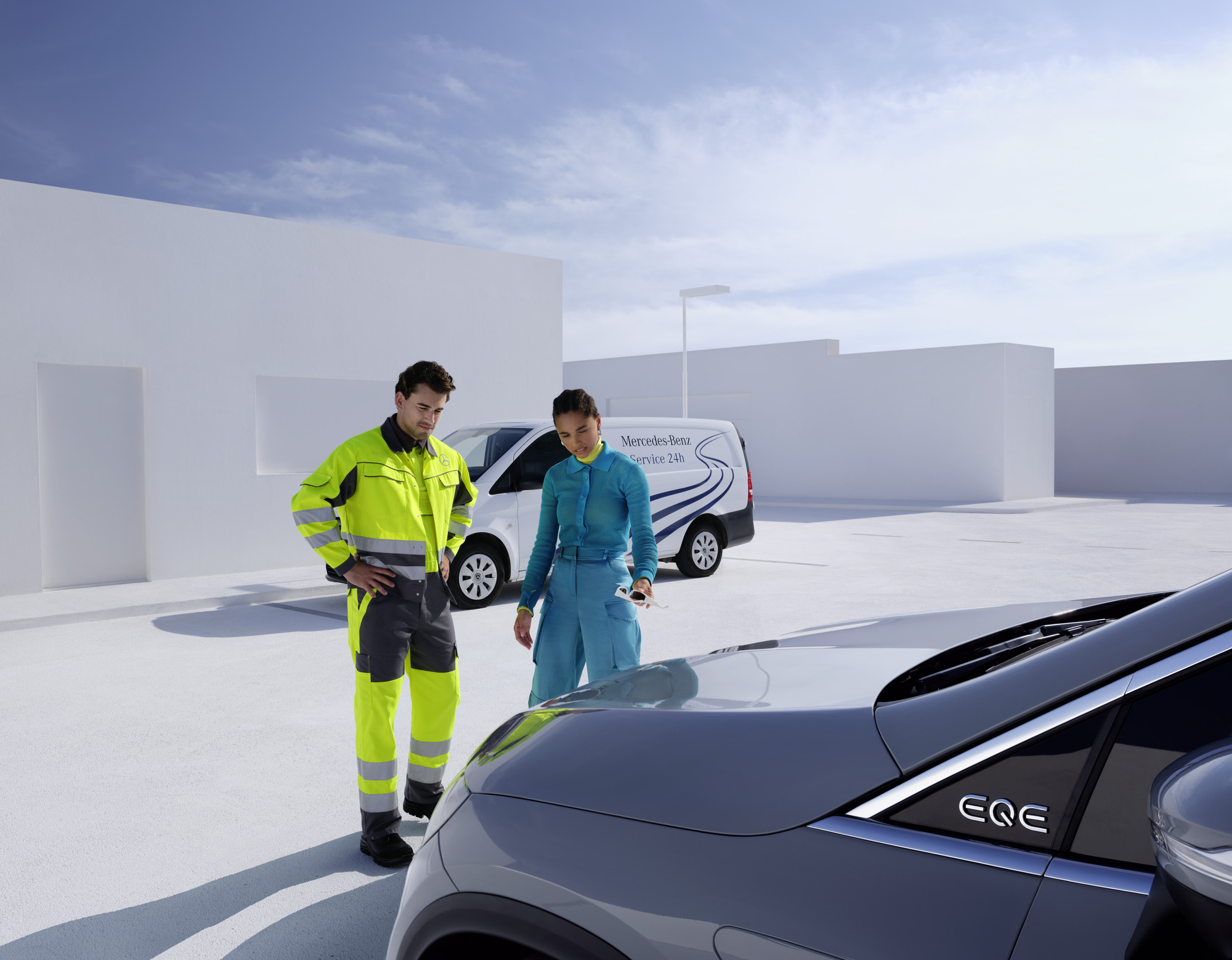 Asistență în caz de defecțiune | Mercedes-Benz O persoană din echipa de asistență Mercedes-Benz Service24 oferă consultanță unui client în fața unui autovehicul Mercedes-Benz.