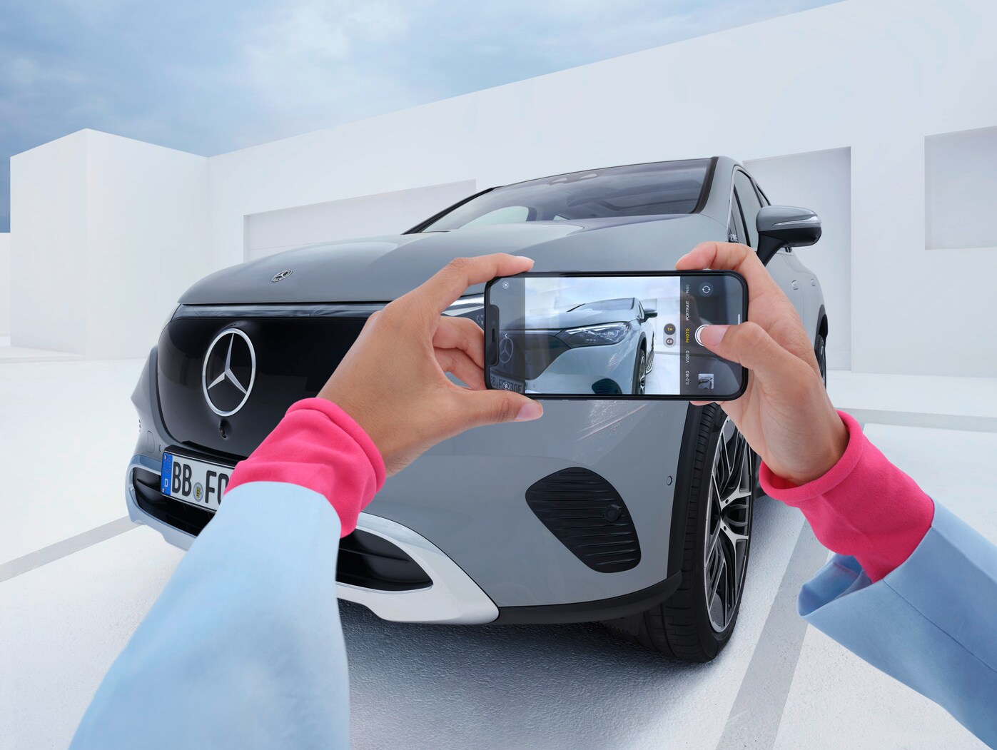 Telefon fotografiind un autovehicul Mercedes-Benz
