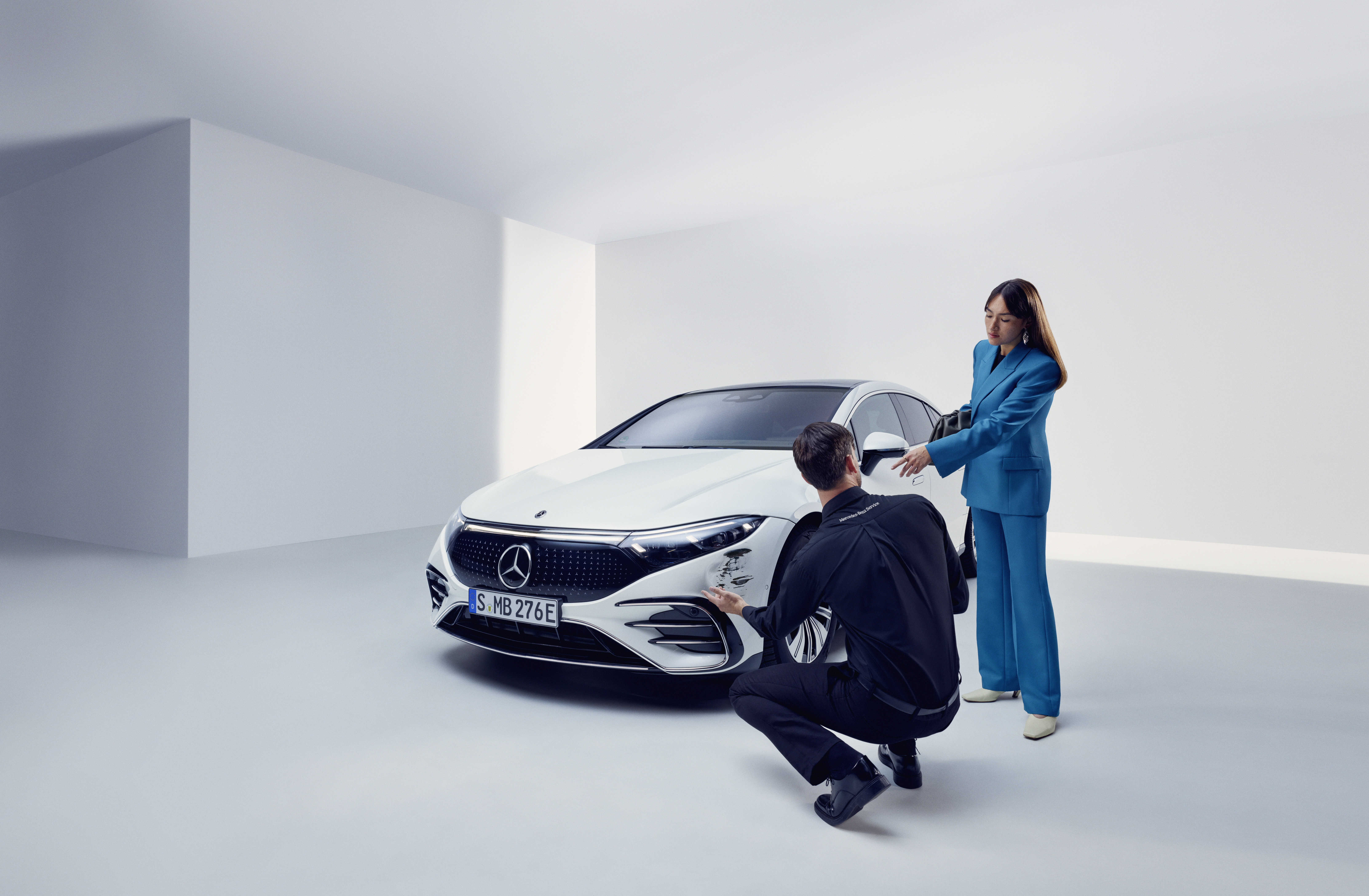 Raport de daune | Mercedes-Benz Un bărbat inspectează autovehiculul Mercedes-Benz al unei femei.