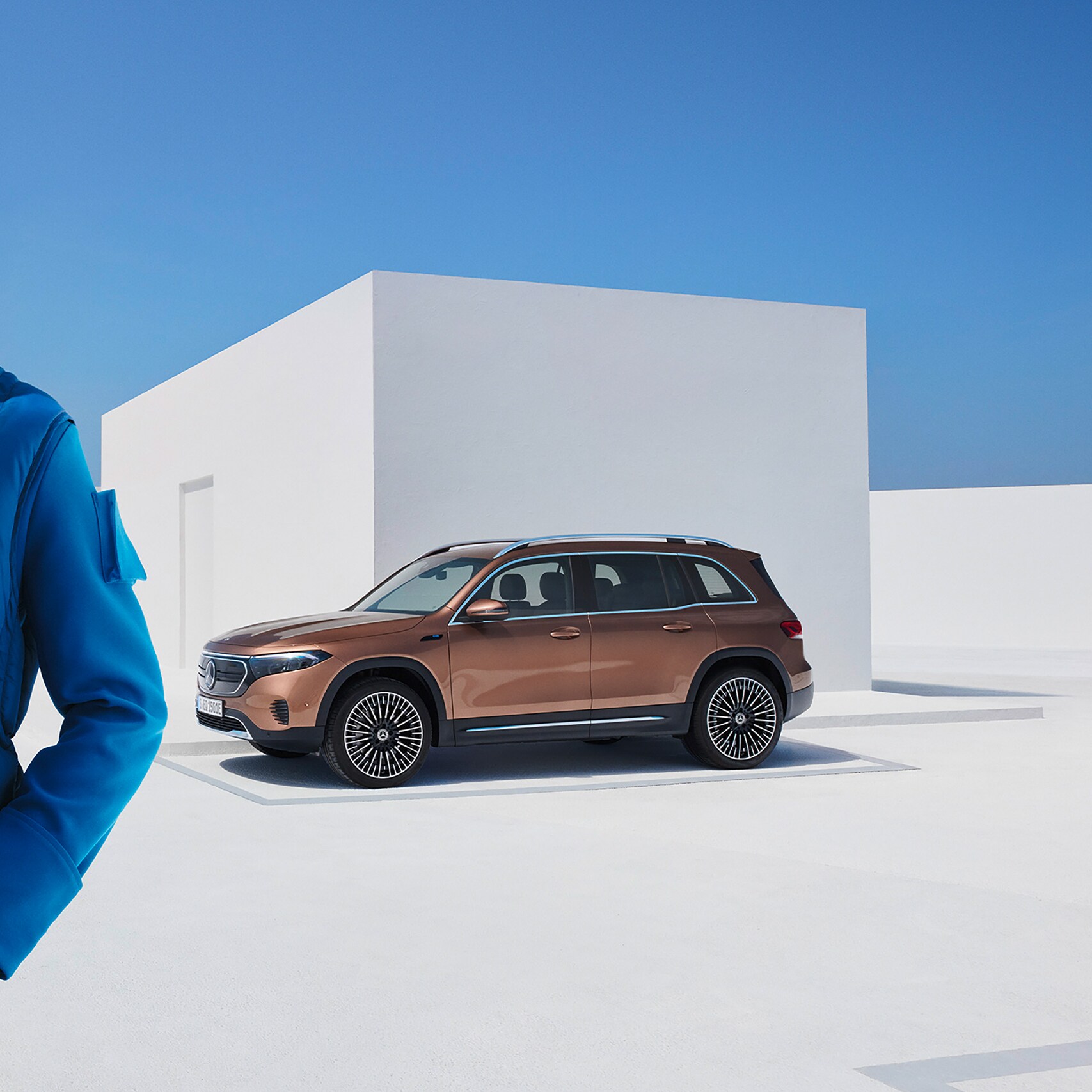 Un bărbat se conectează prin intermediul extraopțiunilor digitale și al smartphone-ului cu autovehiculul său Mercedes-Benz.
