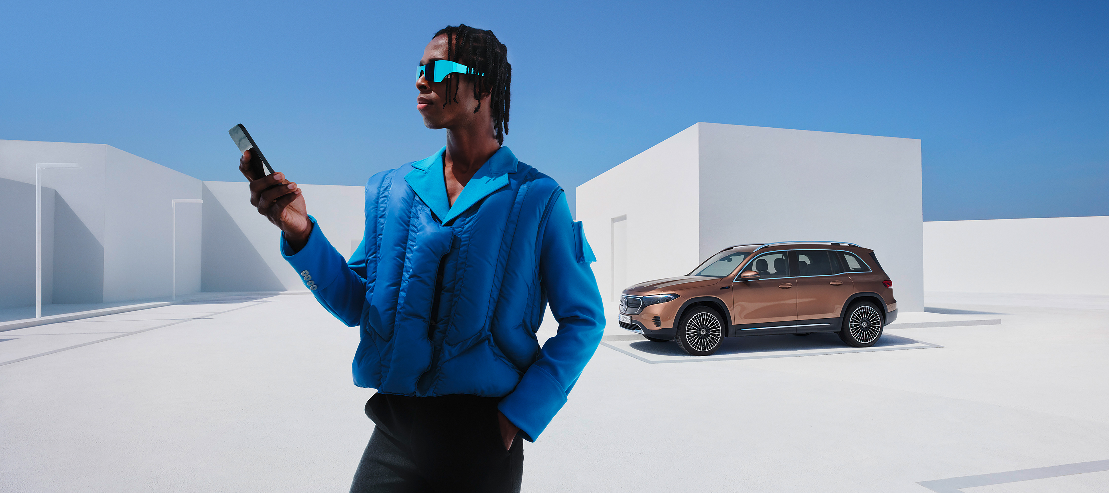 Aplicație Mercedes-Benz | Mercedes-Benz Un bărbat se conectează prin intermediul extraopțiunilor digitale și al smartphone-ului cu autovehiculul său Mercedes-Benz.
