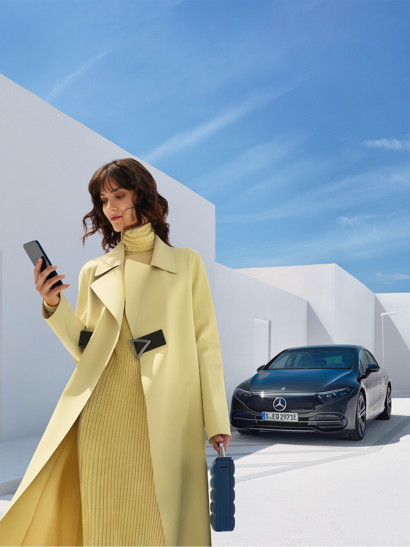 O persoană prelungește/cumpără extraopțiuni digitale pentru un autovehicul, folosind smartphone-ul.