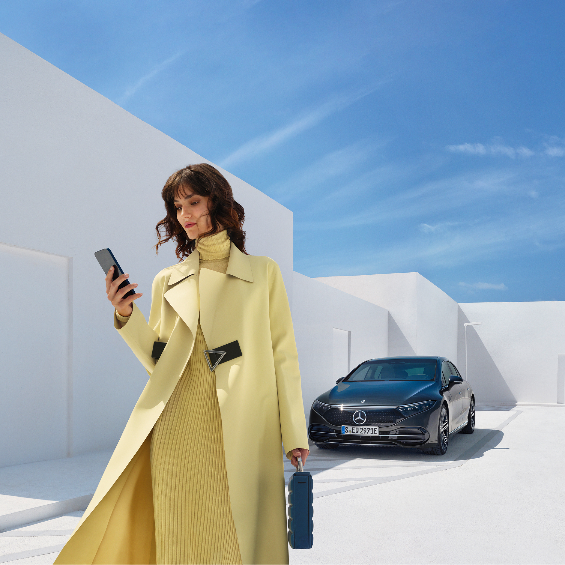 Achiziție extraopțiuni digitale | GUARD vehicle | Mercedes-Benz O persoană prelungește/cumpără extraopțiuni digitale pentru un autovehicul, folosind smartphone-ul.
