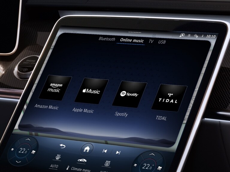 Ecranul principal al vehiculului afișează servicii de streaming muzică online
