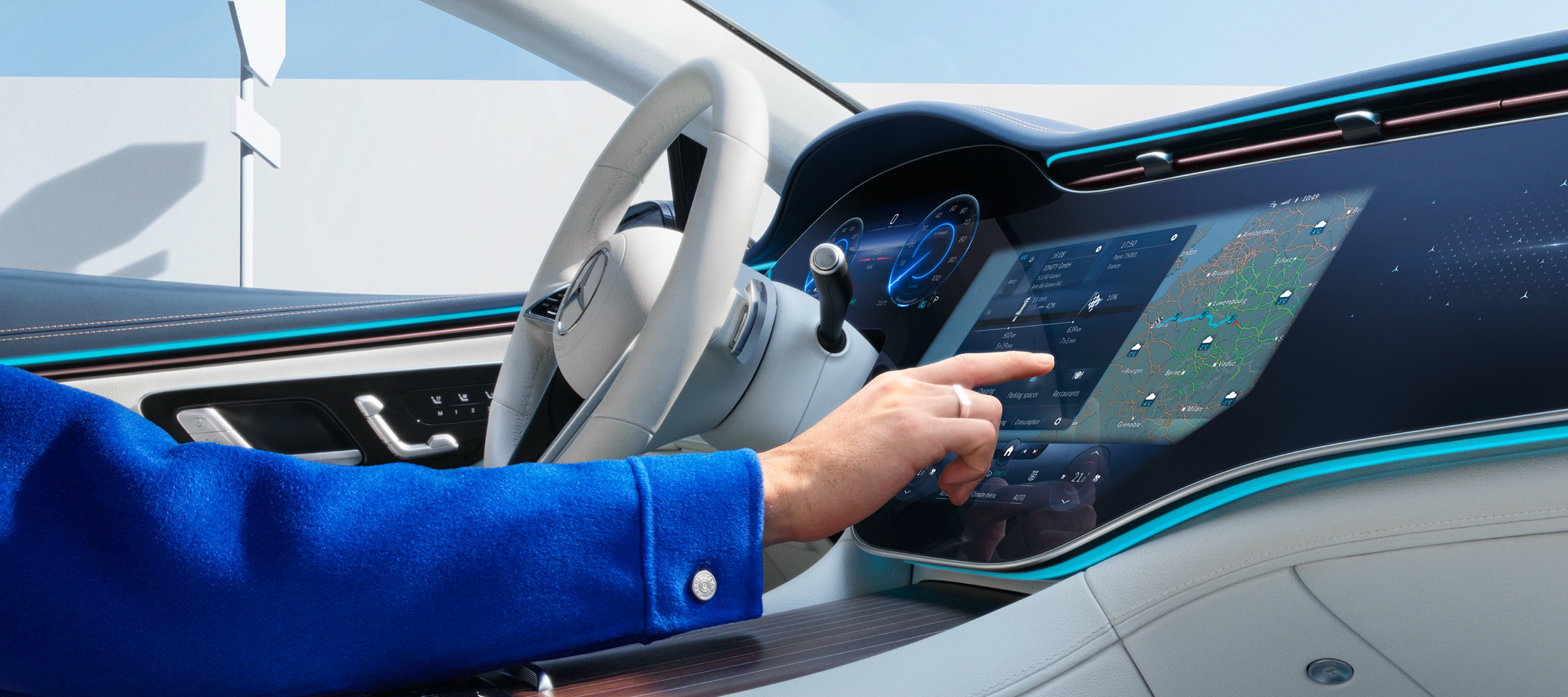 Navigație | Mercedes me MBUX Hyperscreen afișeză vremea la destinație, datorită extraopțiunii digitale Hartă meteo.