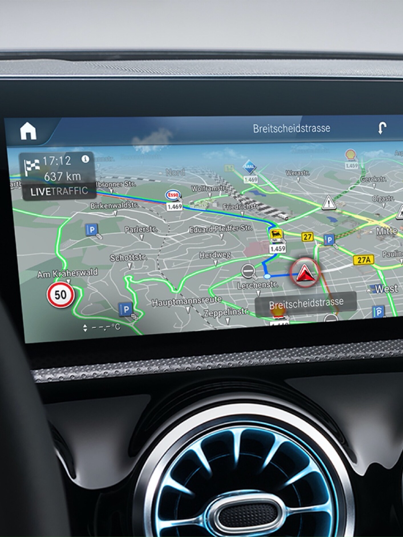 Pe display-ul sistemului multimedia MBUX, prin intermediul extraopțiunii digitale Comunicații Car-to-X sunt afișate pericolele potențiale care se află pe rută.