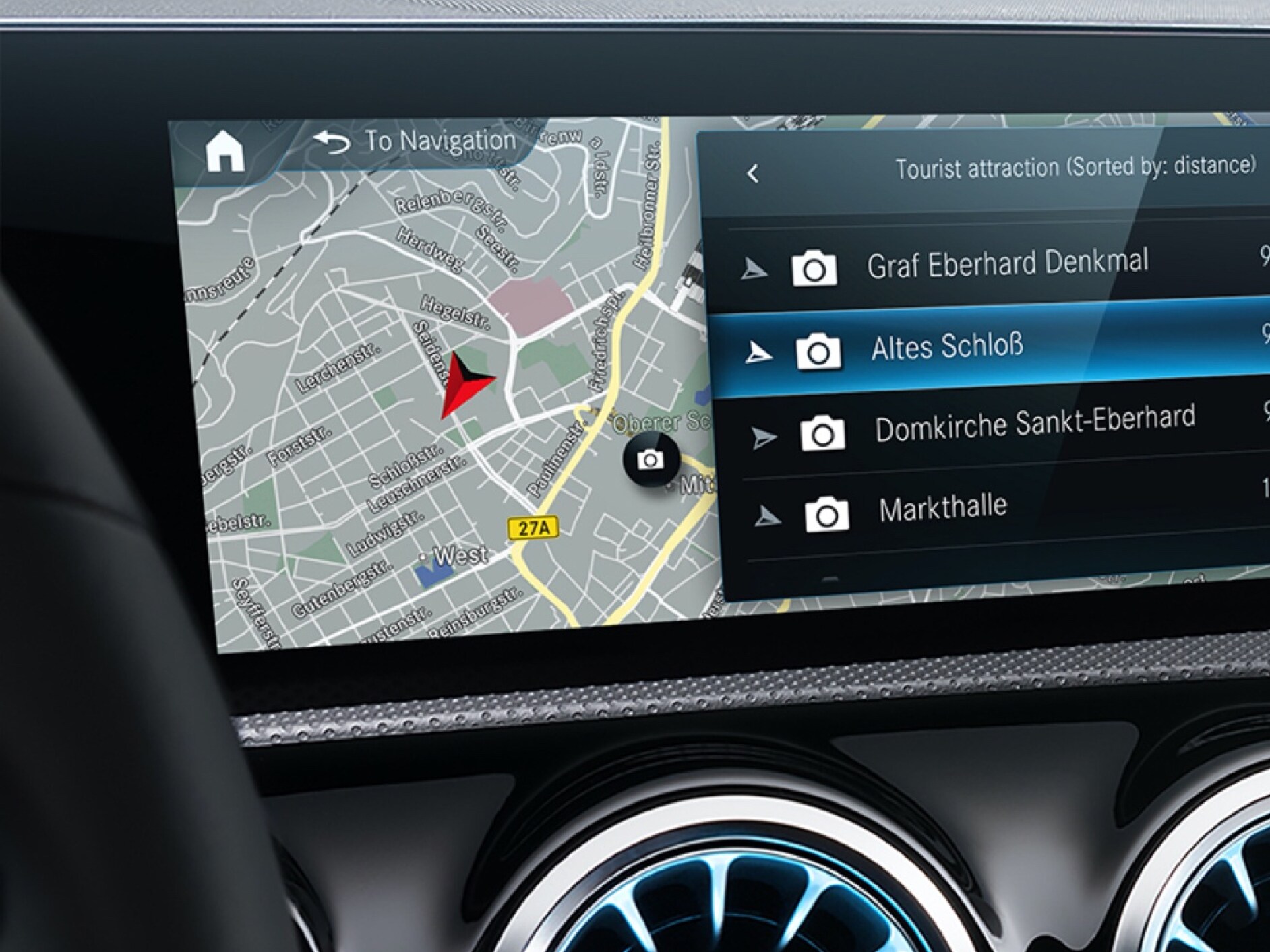 Datorită extraopțiunilor digitale pentru navigație, pe display-ul sistemului multimedia MBUX este afișată cea mai bună rută pentru șofer.