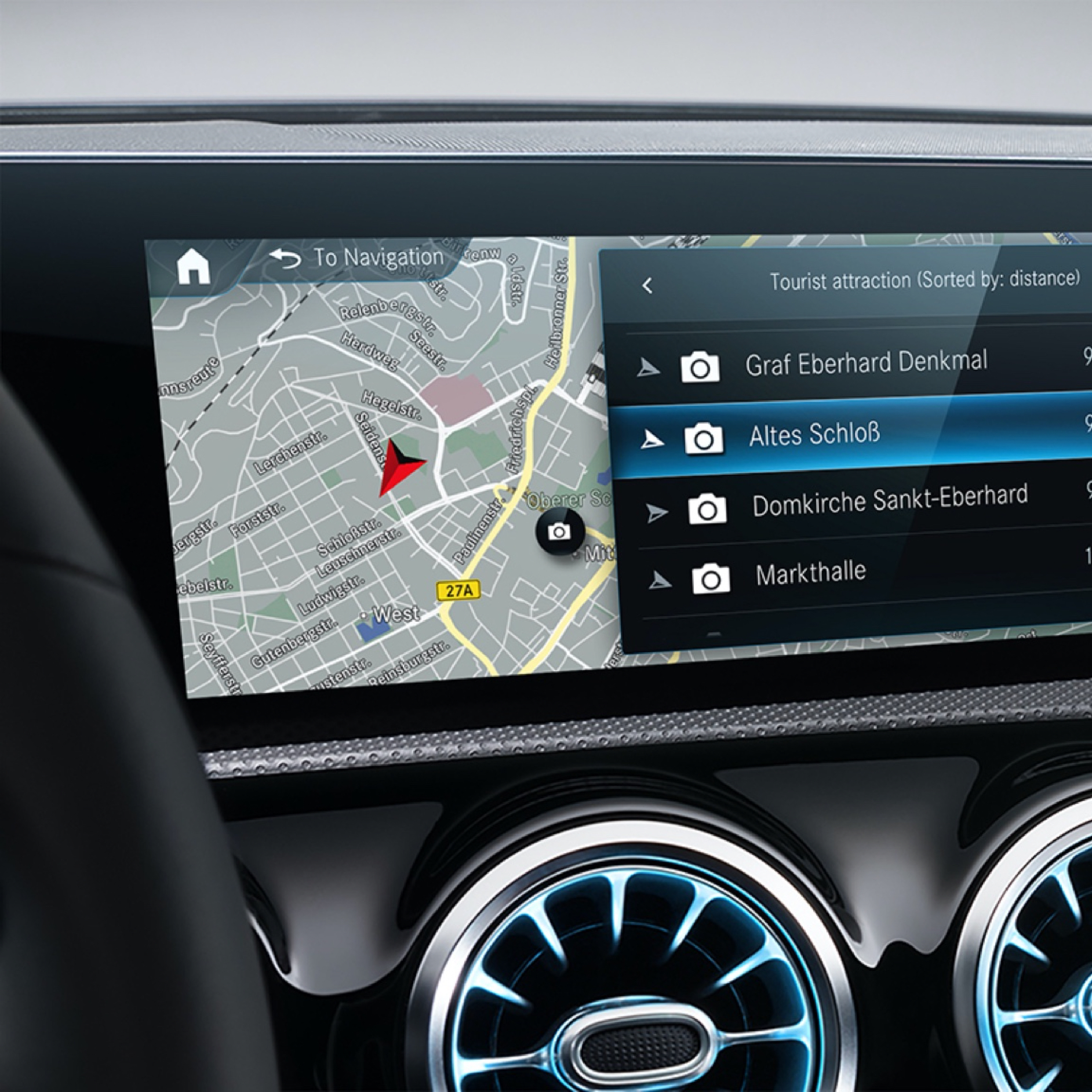 Căutare locală | Pachet Excellence | Mercedes-Benz Datorită extraopțiunilor digitale pentru navigație, pe display-ul sistemului multimedia MBUX este afișată cea mai bună rută pentru șofer.