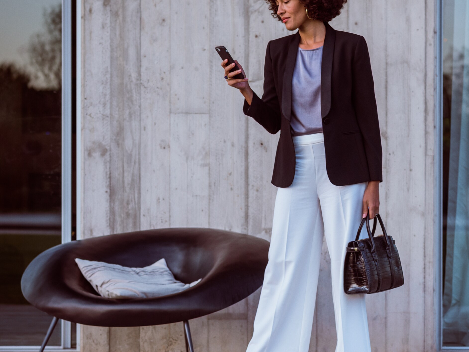 O femeie se conectează la Mercedes-Benz prin smartphone, Mercedes me ID și aplicația Mercedes Benz.