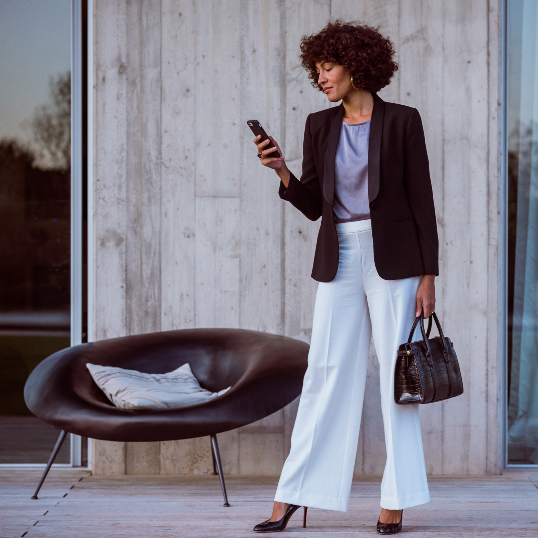 Aplicația Mercedes-Benz | Mercedes me ID | Mercedes-Benz O femeie se conectează la Mercedes-Benz prin smartphone, Mercedes me ID și aplicația Mercedes Benz.