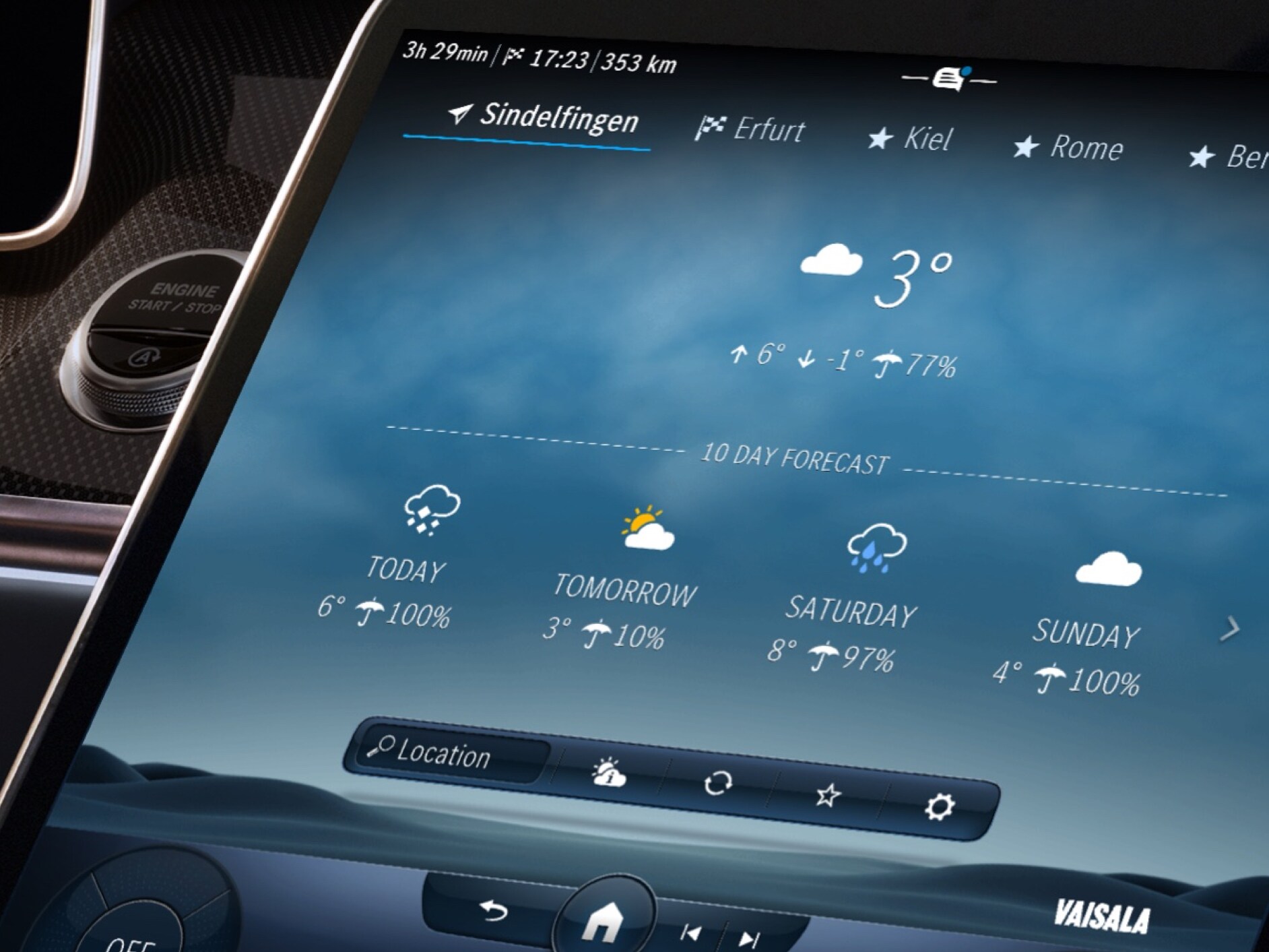 Pe display-ul sistemului multimedia MBUX este afișată vremea la locul destinației, datorită extraopțiunii digitale Prognoză meteo.