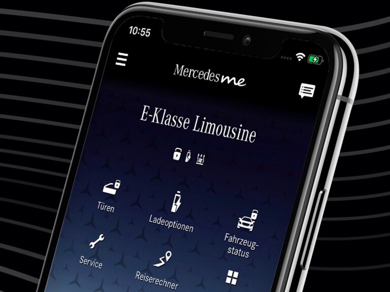 Pe un smartphone sunt afișate în meniul aplicației Mercedes-Benz funcțiile disponibile ale extraopțiunilor digitale pentru temele Navigație, Remote și GUARD 360˚.