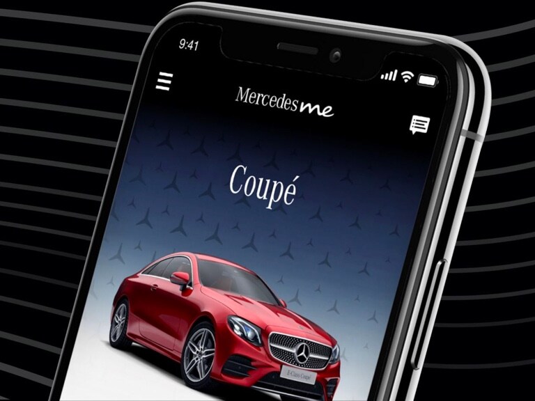 În Aplicația Mercedes-Benz de pe un smartphone este afișat un autovehicul Mercedes-Benz.