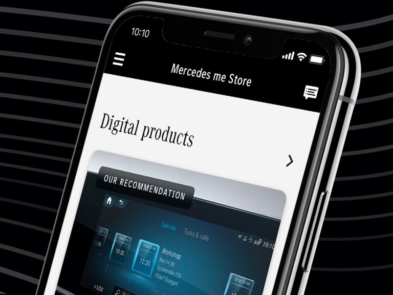Pe un smartphone, în Mercedes-Benz Store este afișată extraopțiunea digitală In-Car Office recomandată.