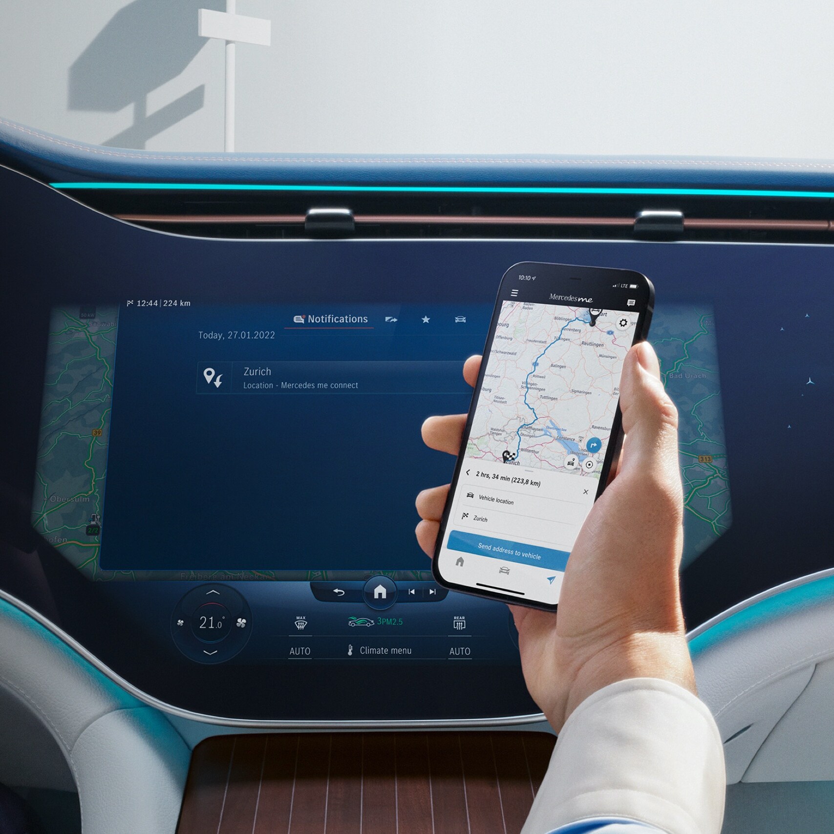 Un bărbat deschide aplicația Mercedes-Benz pe smartphone-ul său.
