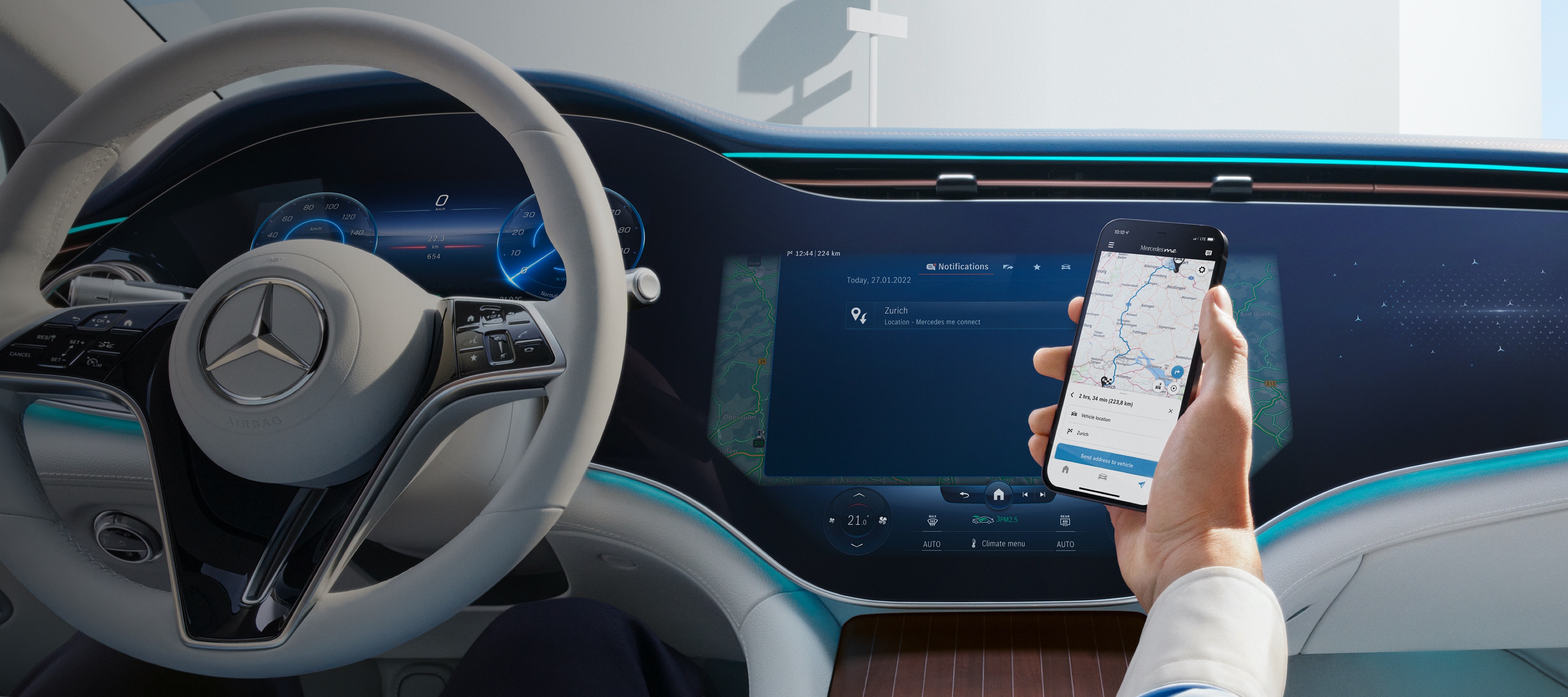 Aplicații | Mercedes-Benz Un bărbat deschide aplicația Mercedes-Benz pe smartphone-ul său.