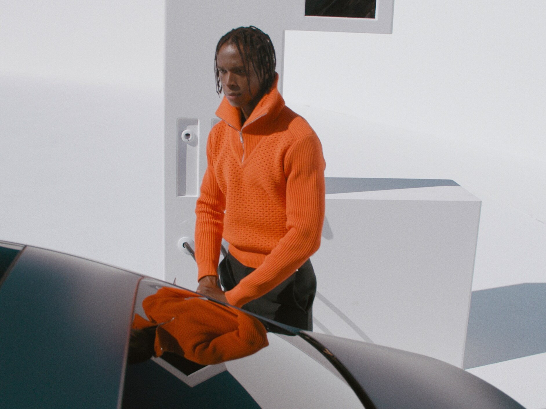 Un bărbat stă la o pompă de carburant și își alimentează autovehiculul.