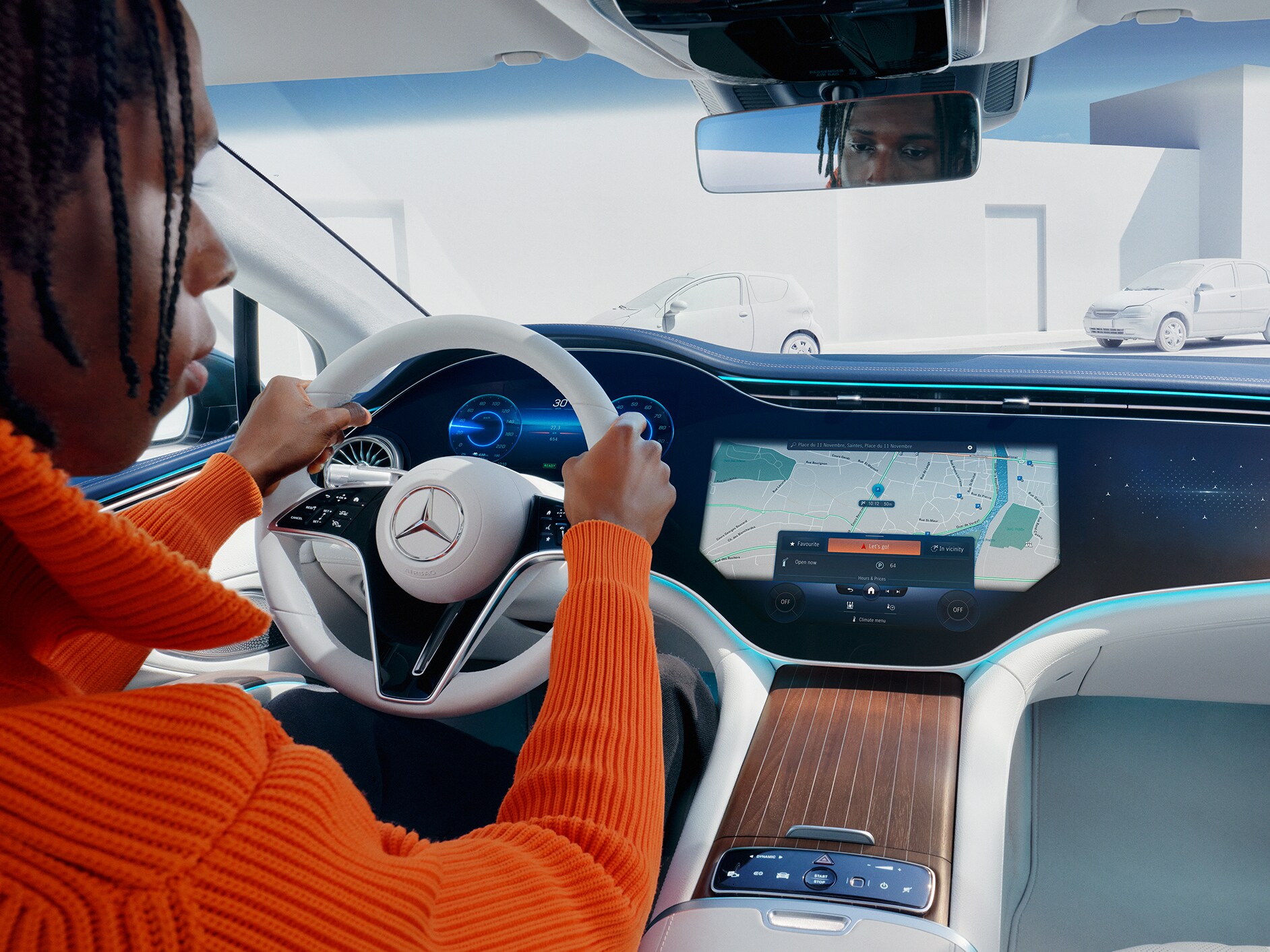 Un bărbat folosește asistentul vocal MBUX în autovehiculul său.