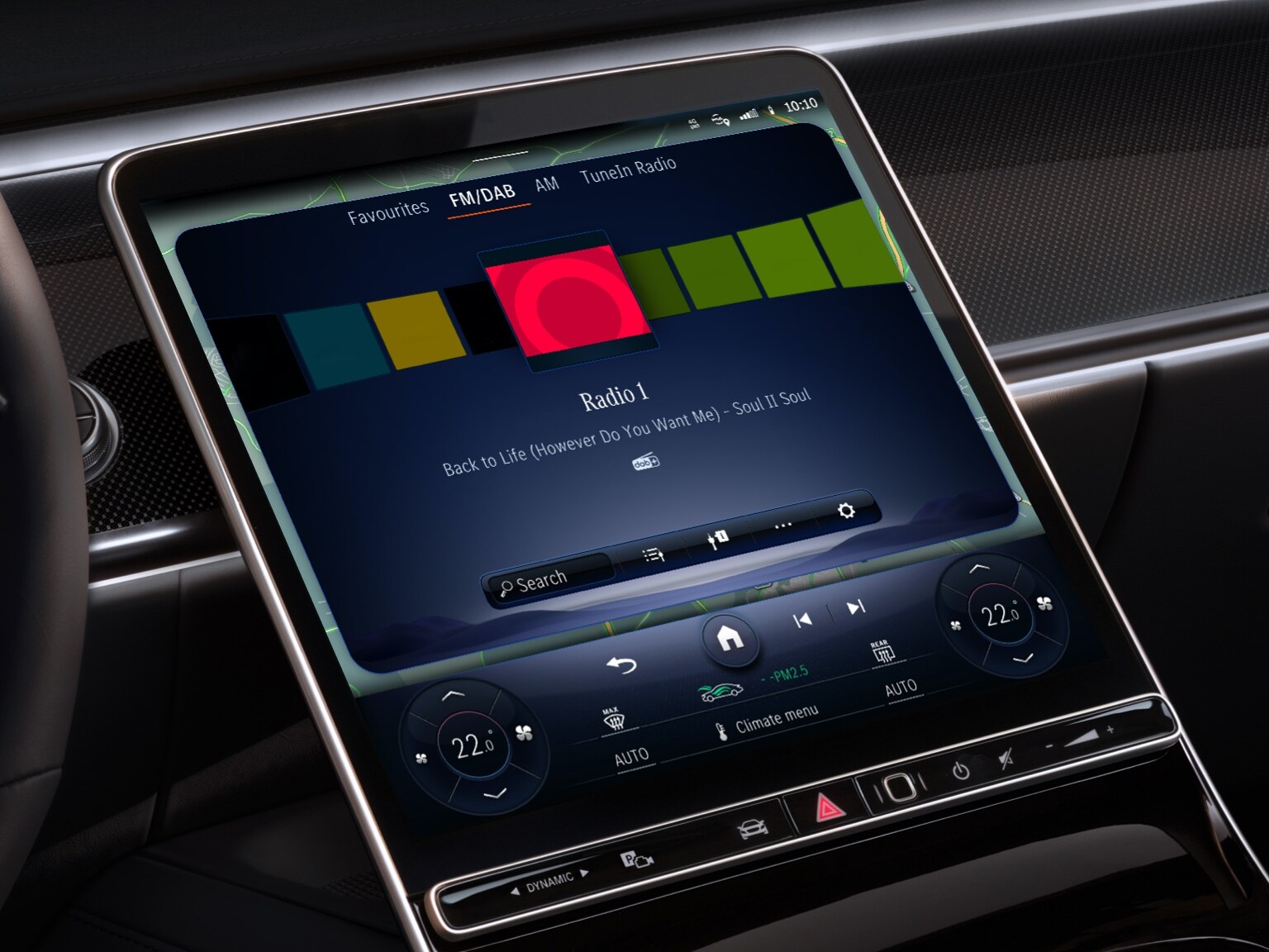 Sistemul multimedia MBUX dintr-un autovehicul Mercedes-Benz afișează posturi de radio din toată lumea datorită pachetului pentru Divertisment.