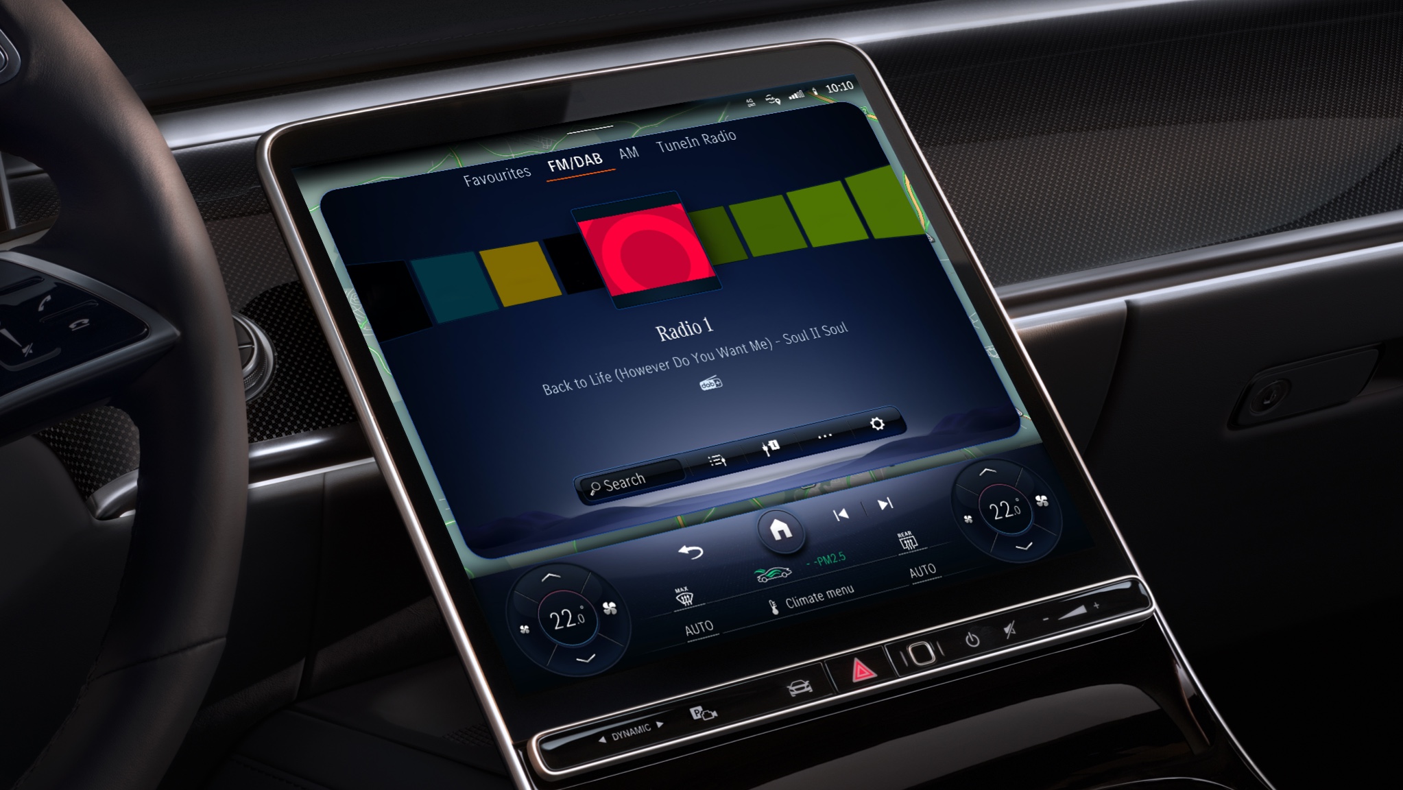 Informații radio extinse | Entertainment | Mercedes-Benz Sistemul multimedia MBUX dintr-un autovehicul Mercedes-Benz afișează posturi de radio din toată lumea datorită pachetului pentru Divertisment.